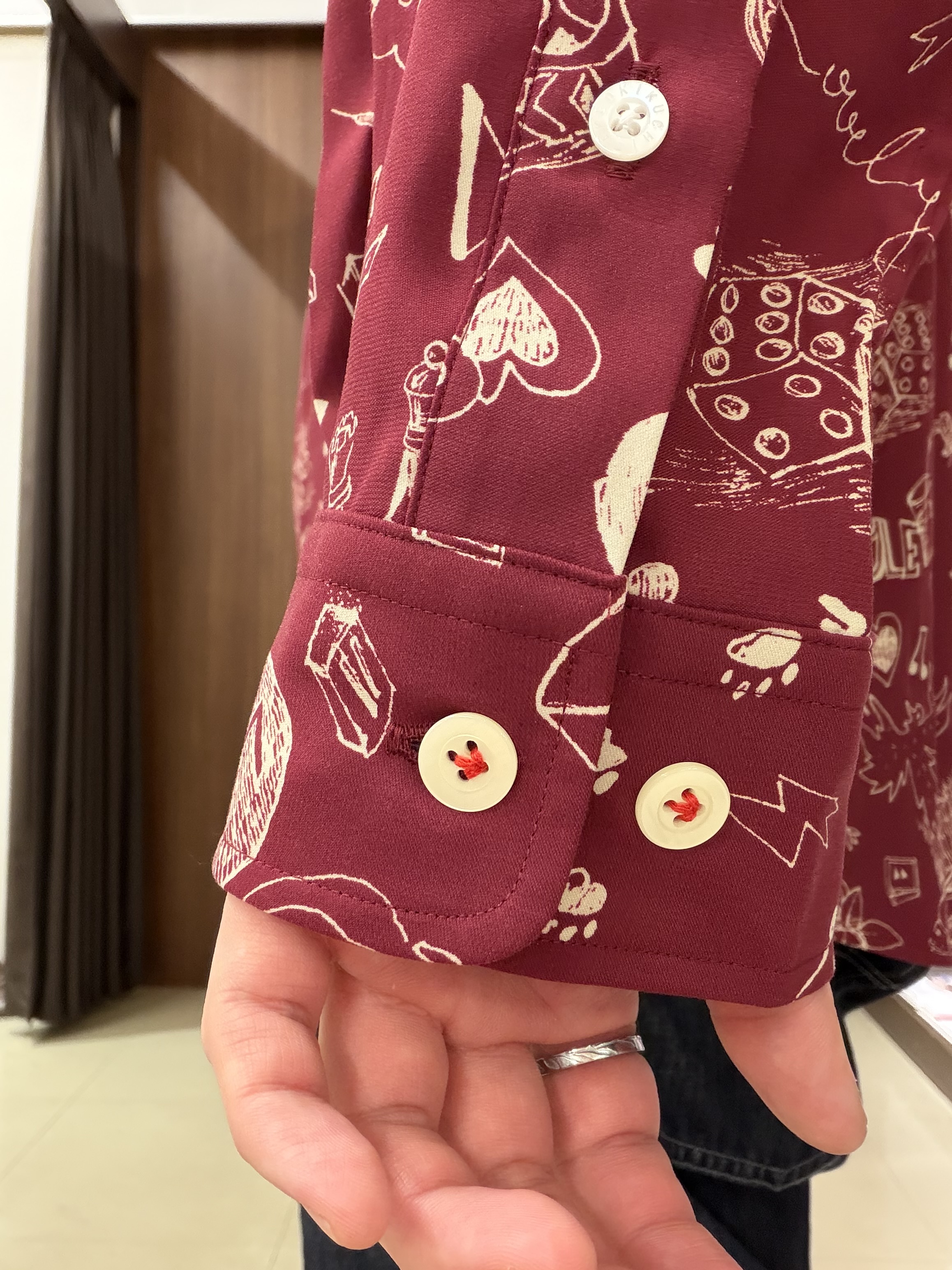 中村さんの「TAKEO KIKUCHI｜【BOWLER HAT LABEL】日本製PLAYプリントシャツ」を使ったコーディネート