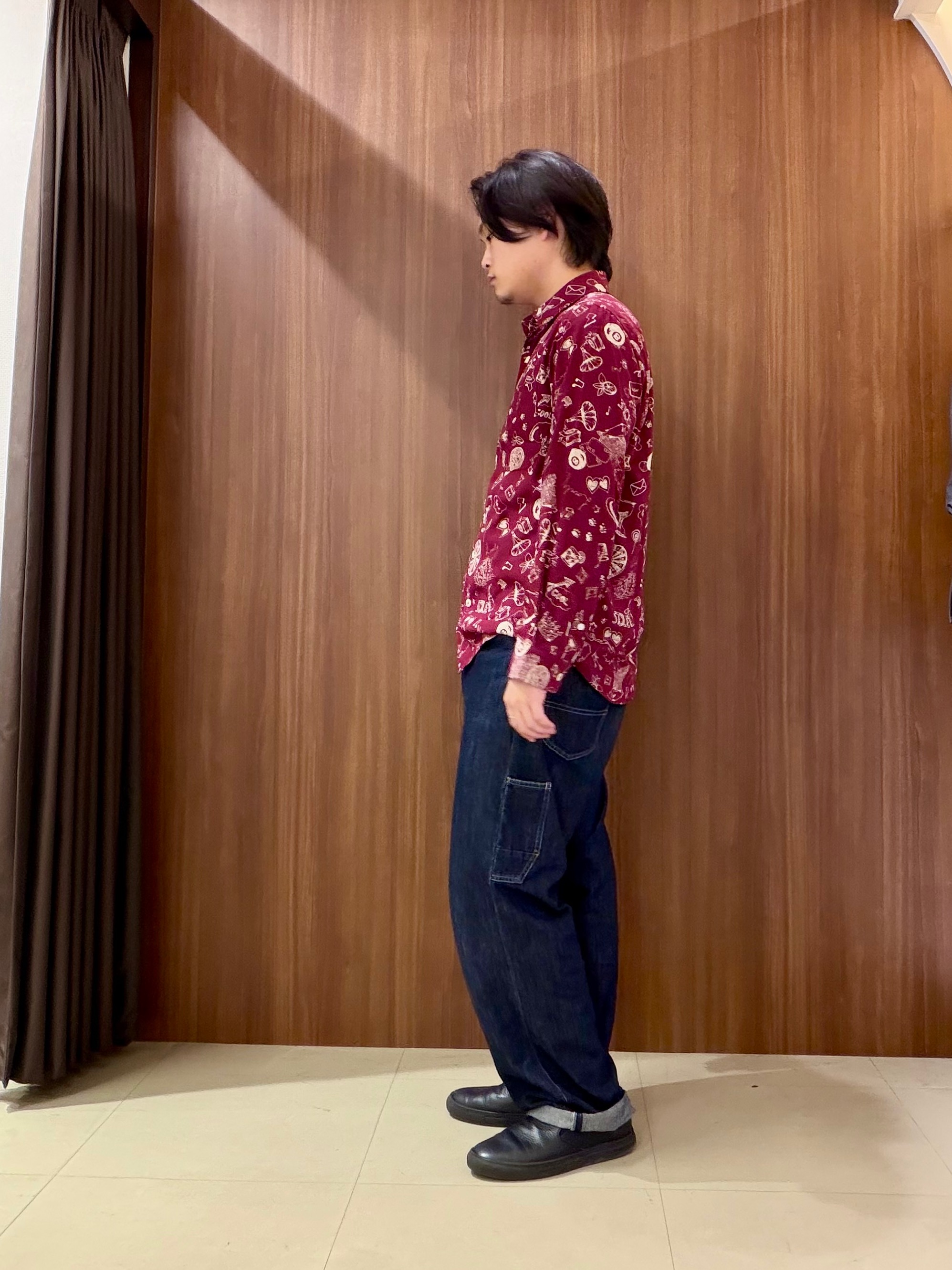 中村さんの「TAKEO KIKUCHI｜【BOWLER HAT LABEL】日本製PLAYプリントシャツ」を使ったコーディネート
