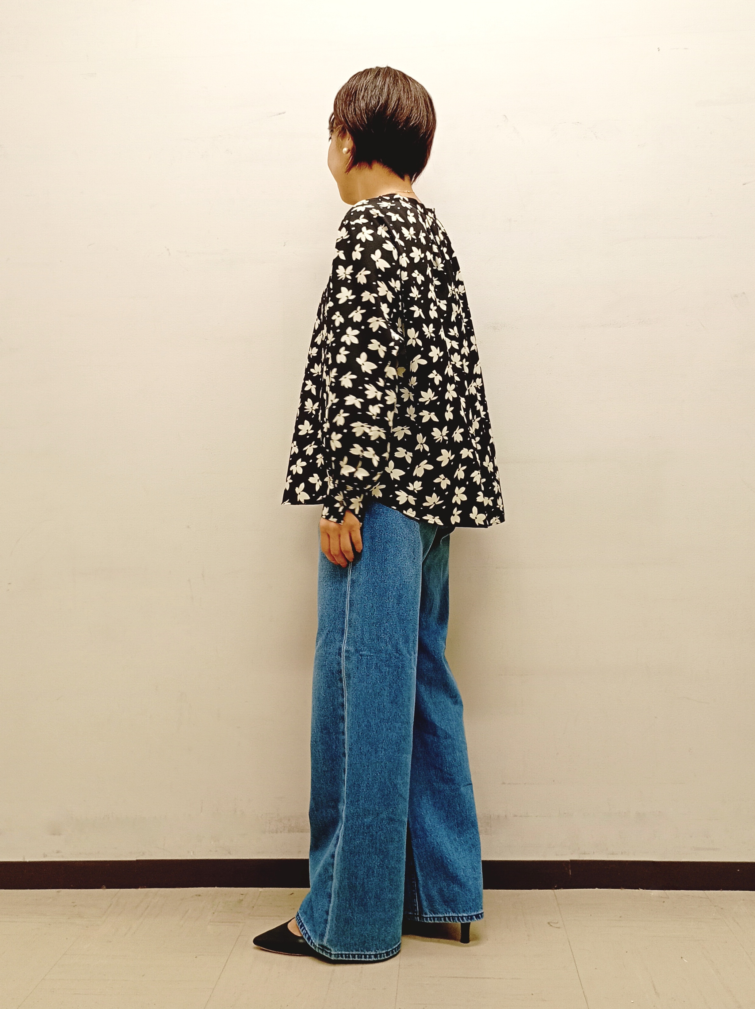 Kさんの「INDIVI｜【着映え】モノトーンフラワー柄ブラウス」を使ったコーディネート