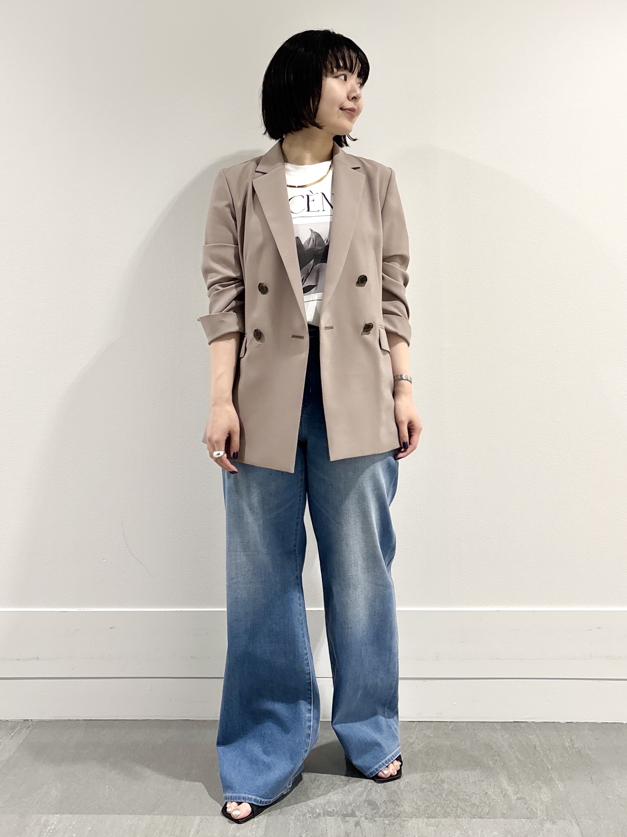 モエカさんの「UNTITLED｜【新色追加/セットアップ可】エアリー ダブルブレストジャケット」を使ったコーディネート