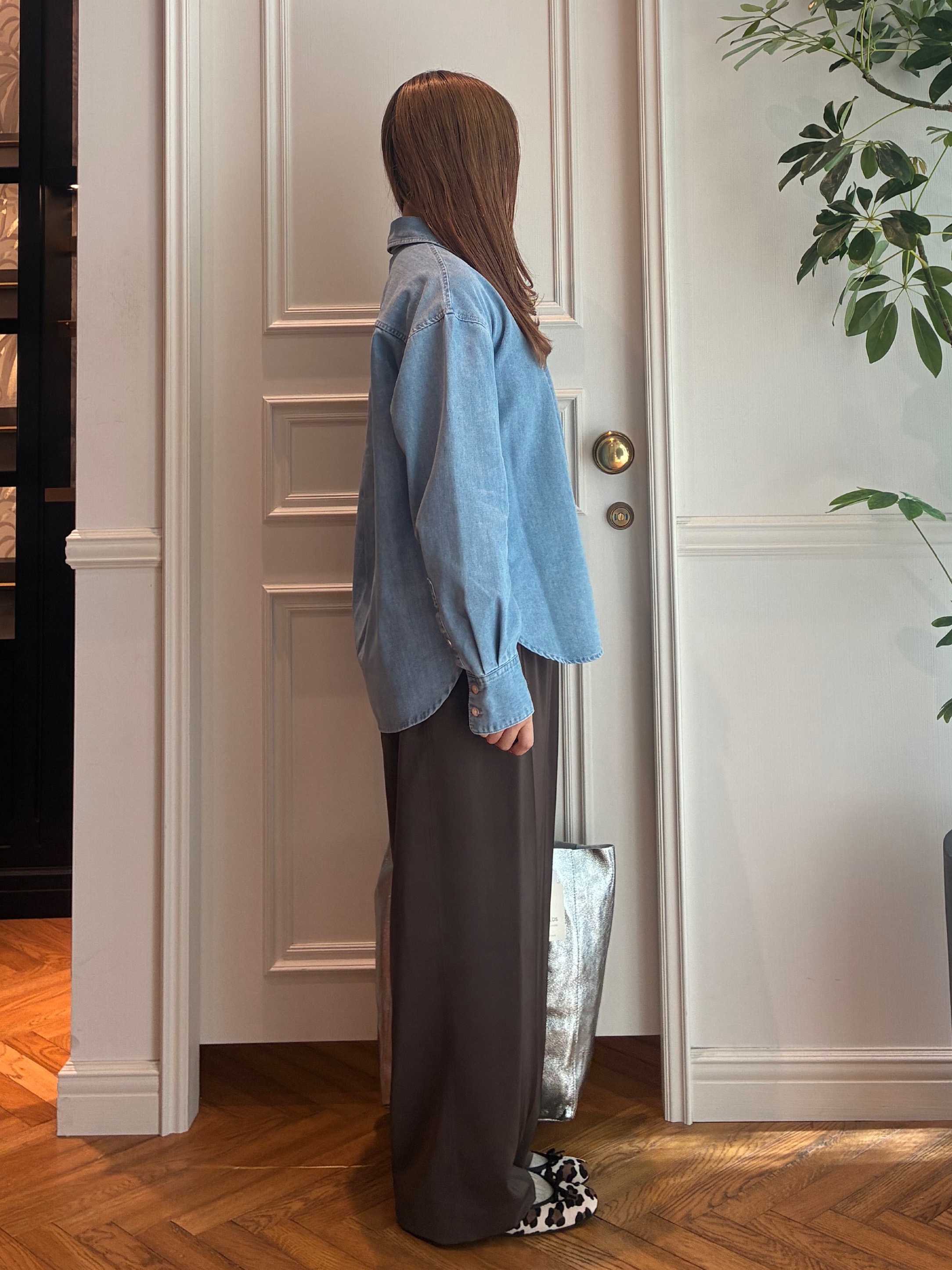 松下文迦さんの「DRESSTERIOR｜【取り外し可能】2WAY ボウタイデニムシャツ」を使ったコーディネート