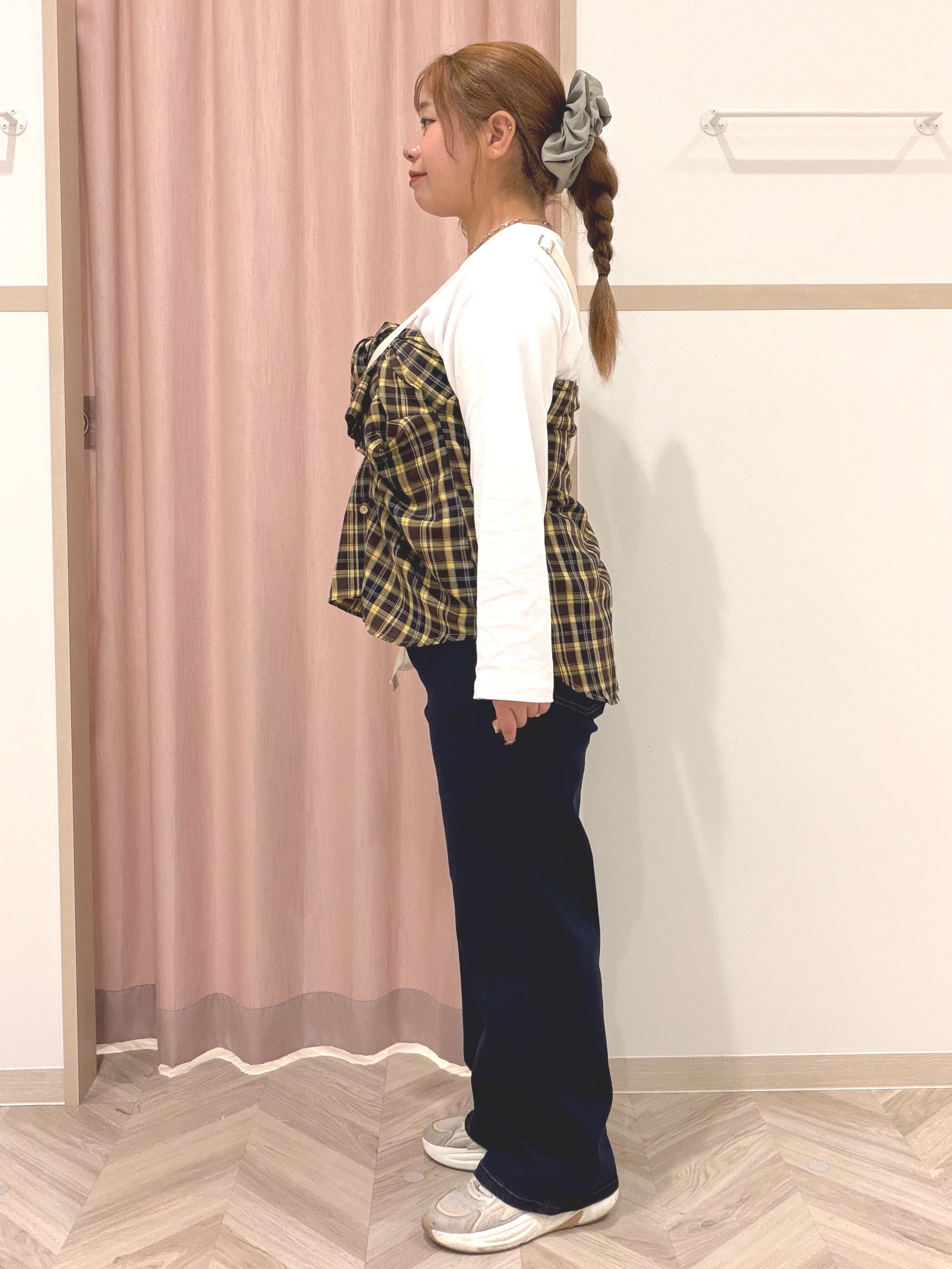 まちゃんなちゃんさんの「SHOO･LA･RUE｜【UV/S-LL/洗濯機可】大人上品 ロゴプリントロンT」を使ったコーディネート