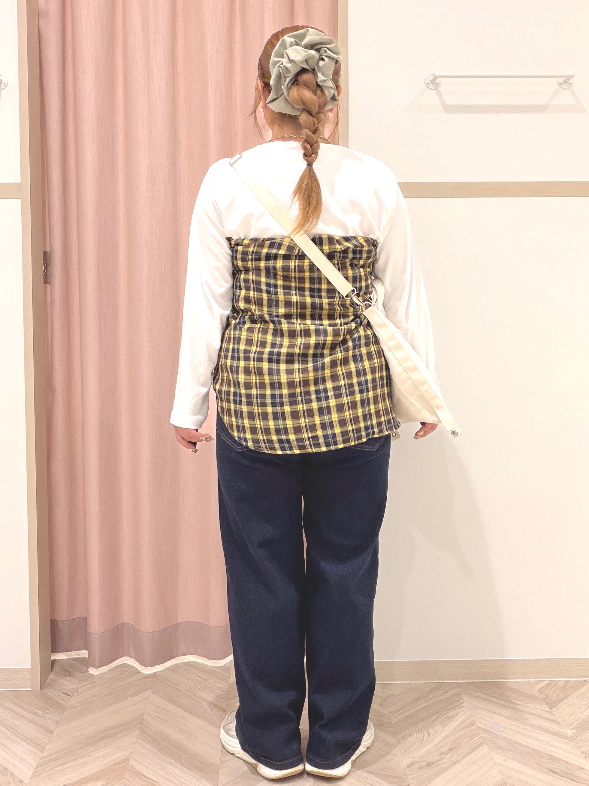 まちゃんなちゃんさんの「SHOO･LA･RUE｜【UV/S-LL/洗濯機可】大人上品 ロゴプリントロンT」を使ったコーディネート