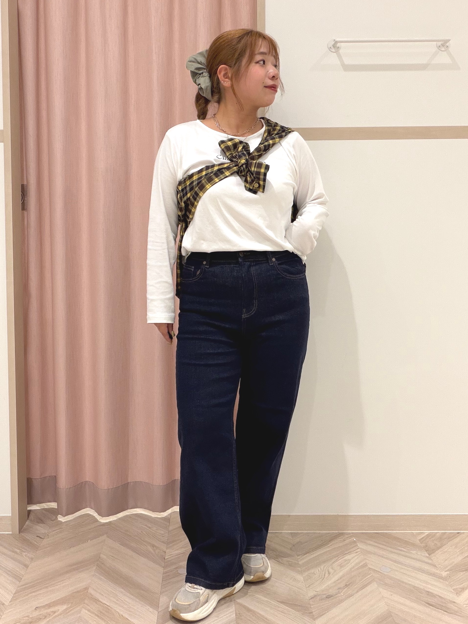 まちゃんなちゃんさんの「SHOO･LA･RUE｜【UV/S-LL/洗濯機可】大人上品 ロゴプリントロンT」を使ったコーディネート