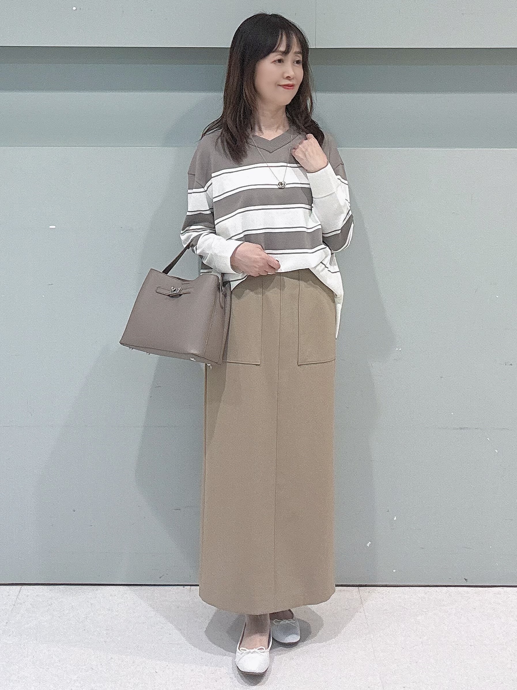 makiさんの「UNTITLED｜【顔周りすっきり/体型カバー】ドライタッチVネックニットプルオーバー」を使ったコーディネート