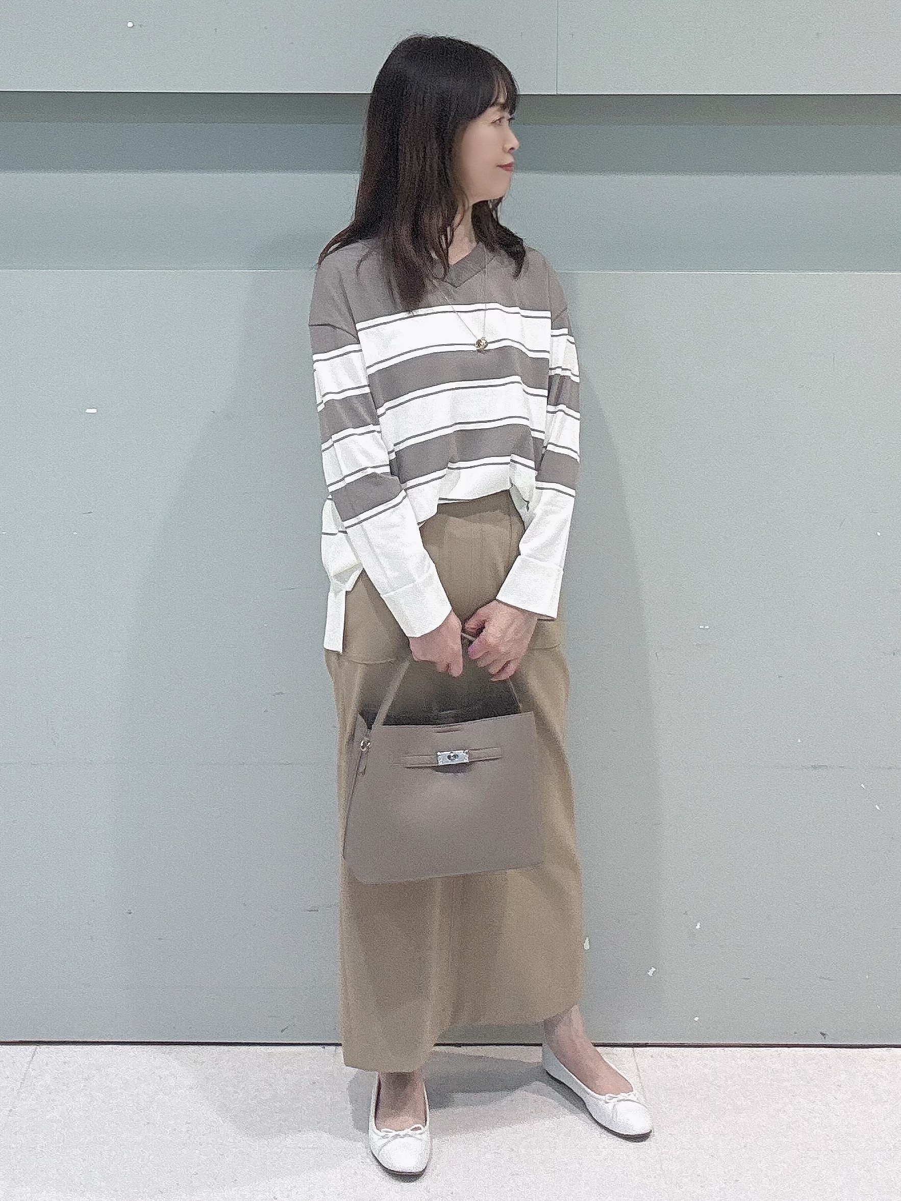 makiさんの「UNTITLED｜【顔周りすっきり/体型カバー】ドライタッチVネックニットプルオーバー」を使ったコーディネート