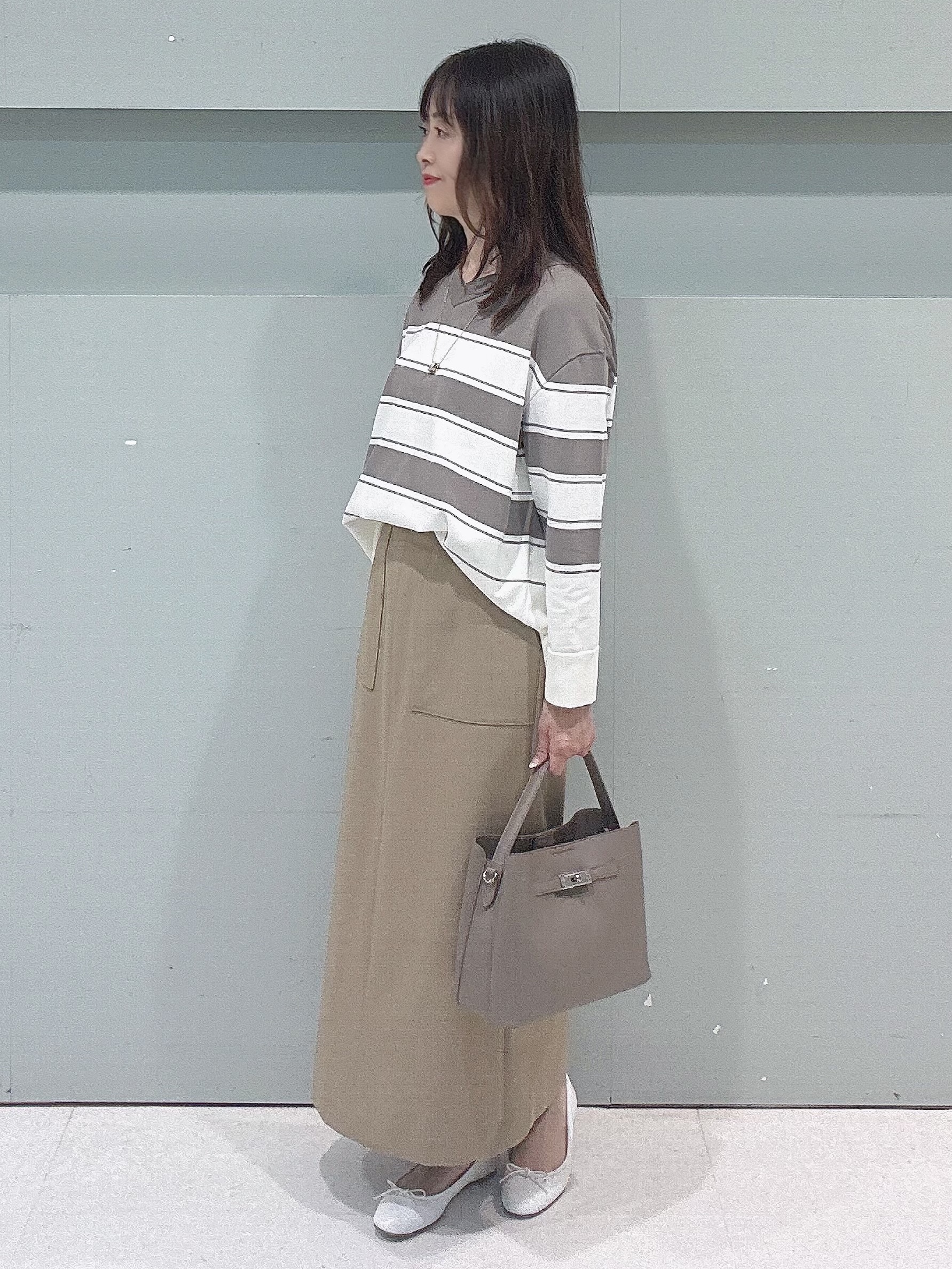 makiさんの「UNTITLED｜【顔周りすっきり/体型カバー】ドライタッチVネックニットプルオーバー」を使ったコーディネート