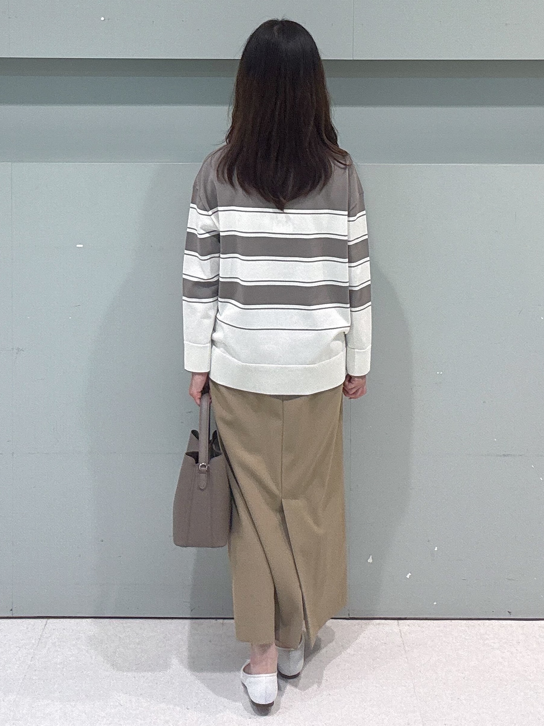 makiさんの「UNTITLED｜【顔周りすっきり/体型カバー】ドライタッチVネックニットプルオーバー」を使ったコーディネート