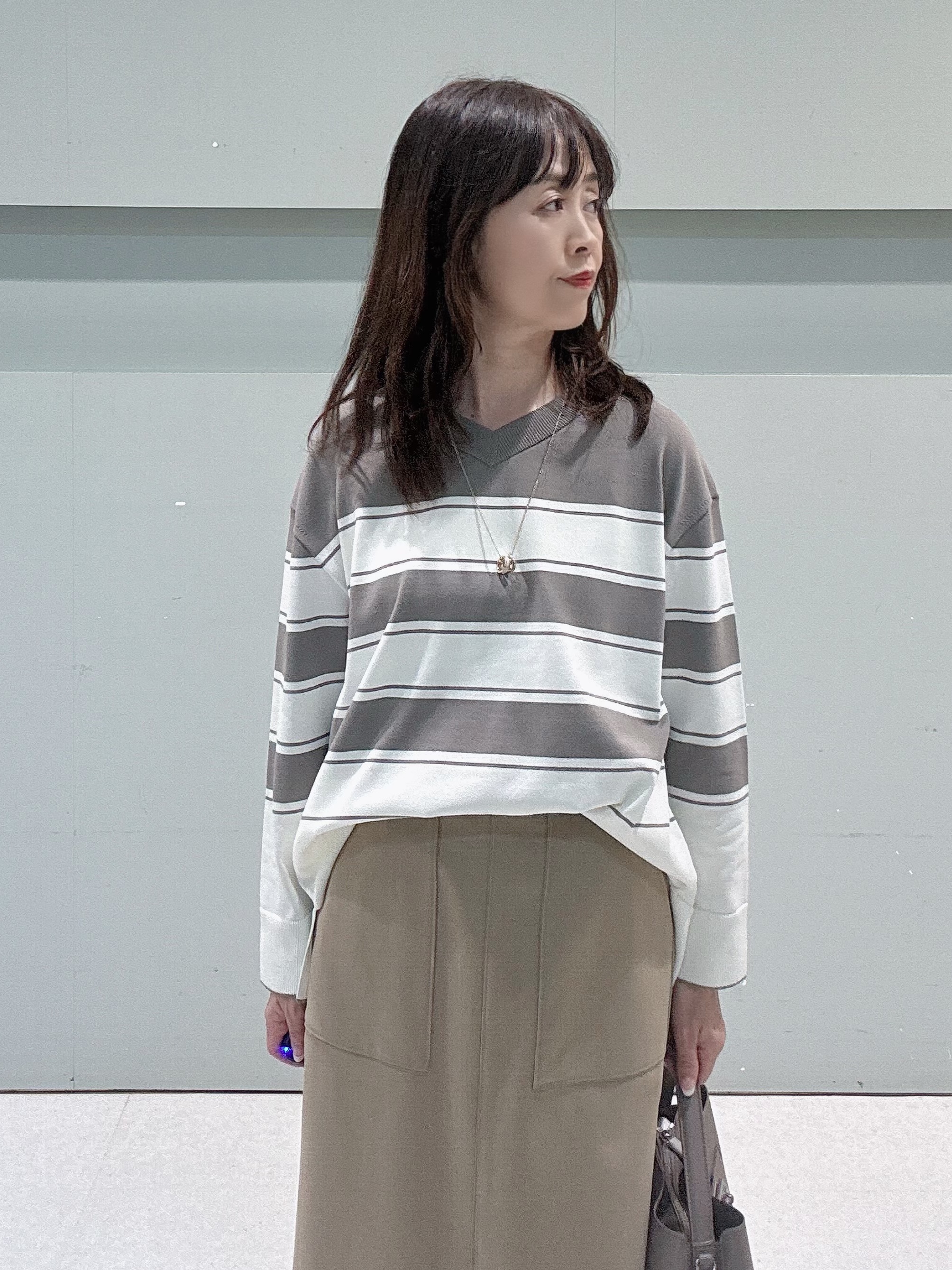 makiさんの「UNTITLED｜【顔周りすっきり/体型カバー】ドライタッチVネックニットプルオーバー」を使ったコーディネート