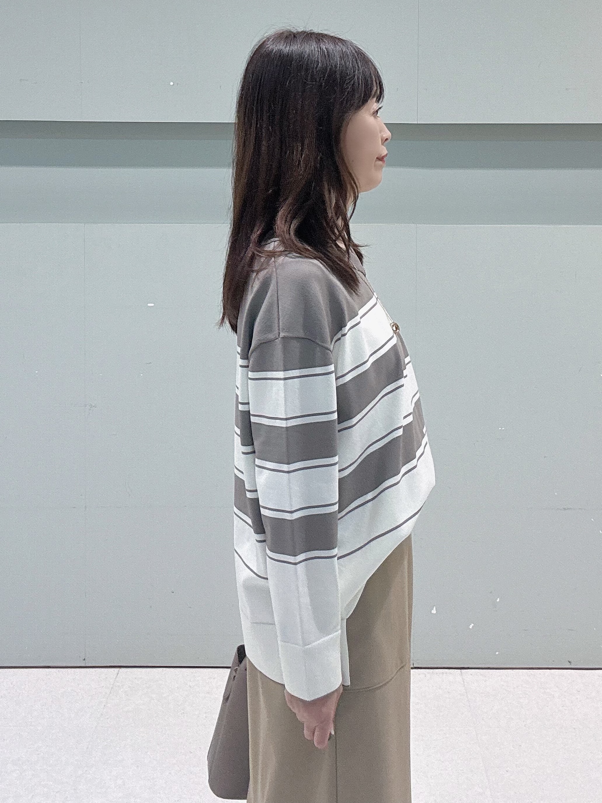 makiさんの「UNTITLED｜【顔周りすっきり/体型カバー】ドライタッチVネックニットプルオーバー」を使ったコーディネート