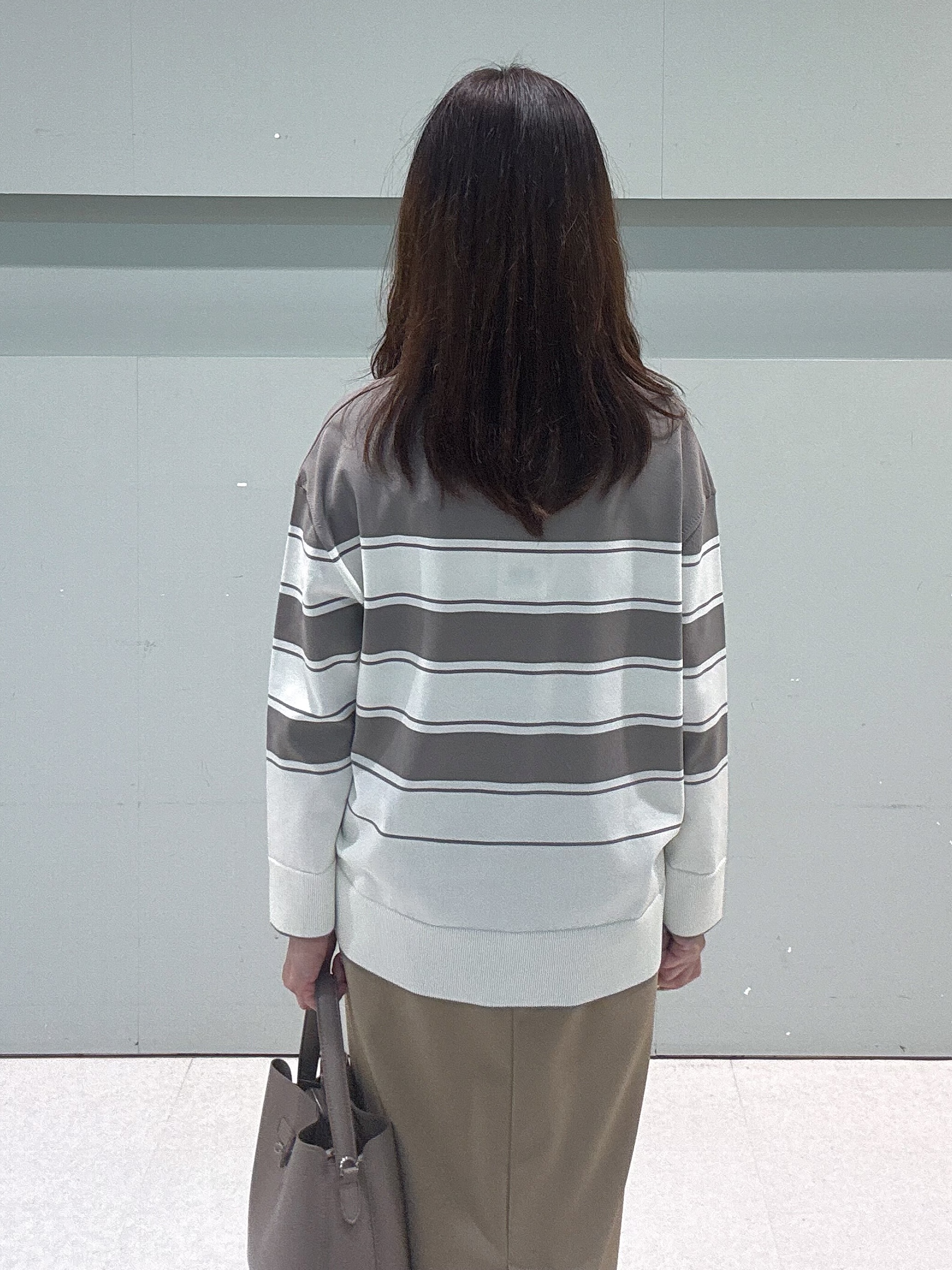 makiさんの「UNTITLED｜【顔周りすっきり/体型カバー】ドライタッチVネックニットプルオーバー」を使ったコーディネート