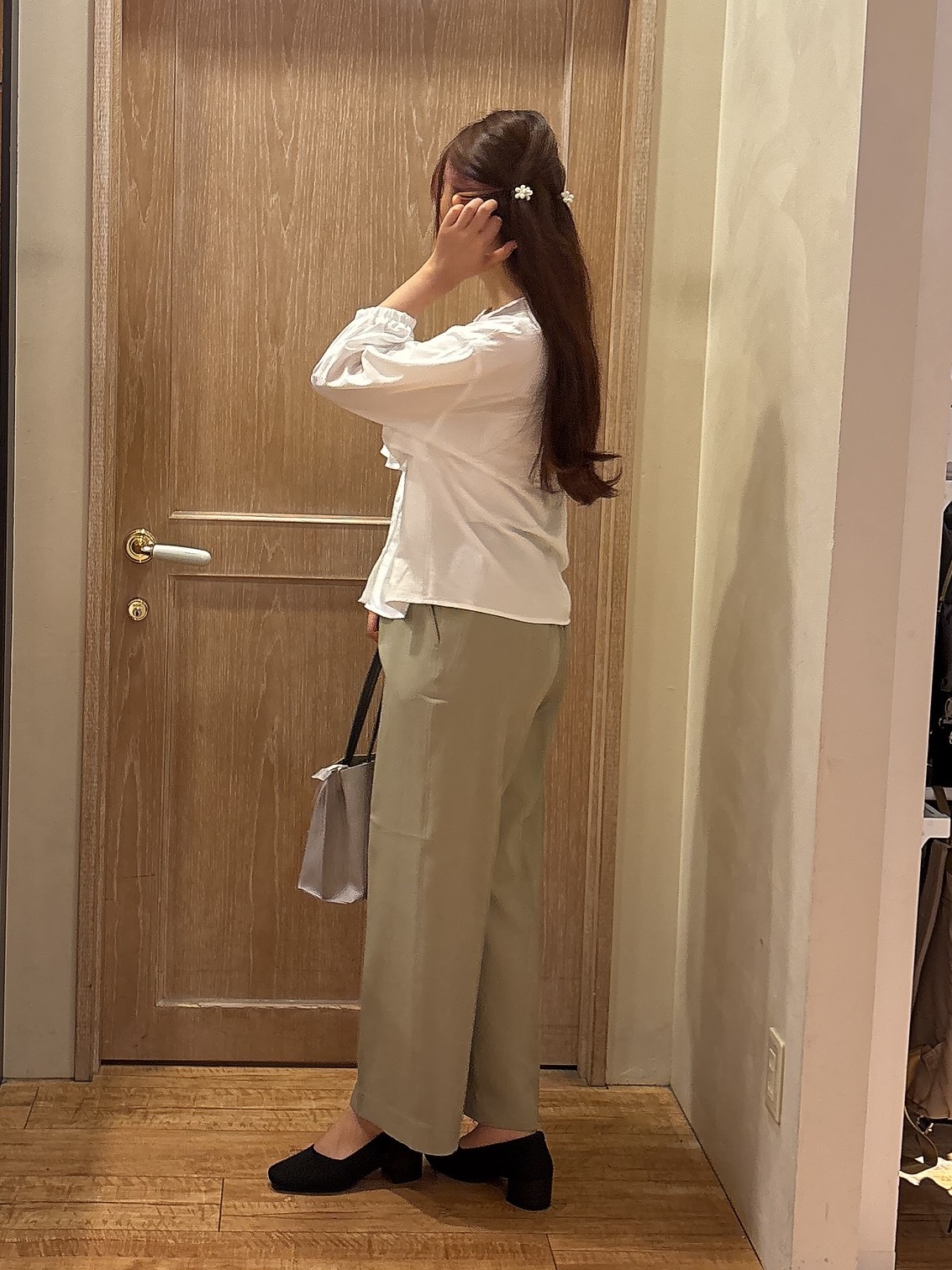 miiさんの「SHOO･LA･RUE｜【S-LL/洗濯機可】1枚で華やか ティアードフリルブラウス」を使ったコーディネート