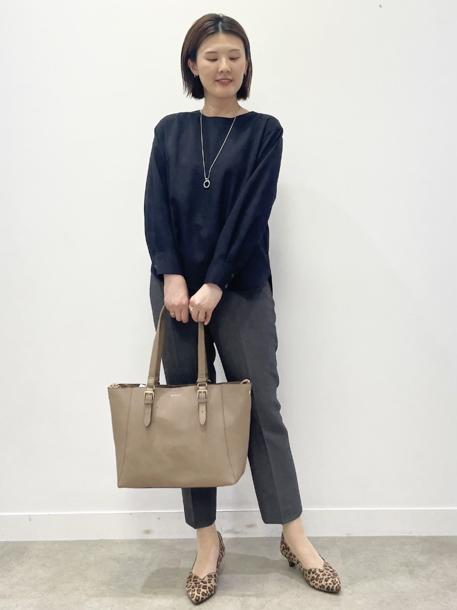 あやたかさんの「Reflect｜【通勤】きれいめラウンドネックブラウス」を使ったコーディネート