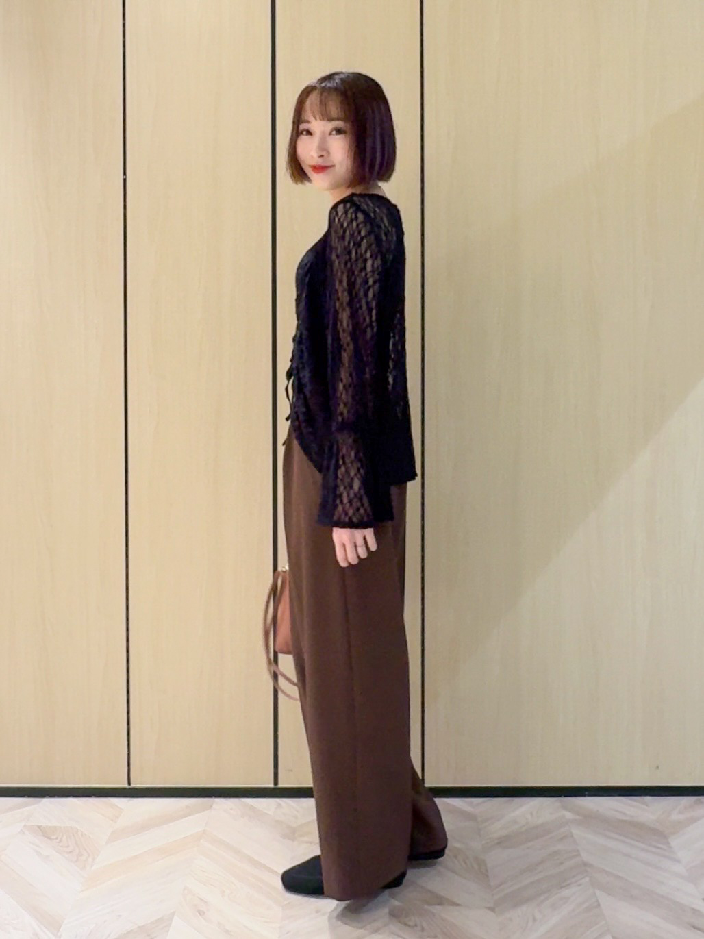 𝐜𝐡𝐢𝐤𝐚さんの「SHOO･LA･RUE｜レースで華やかに映える 旬な透け感の レースシャーリングトップス」を使ったコーディネート