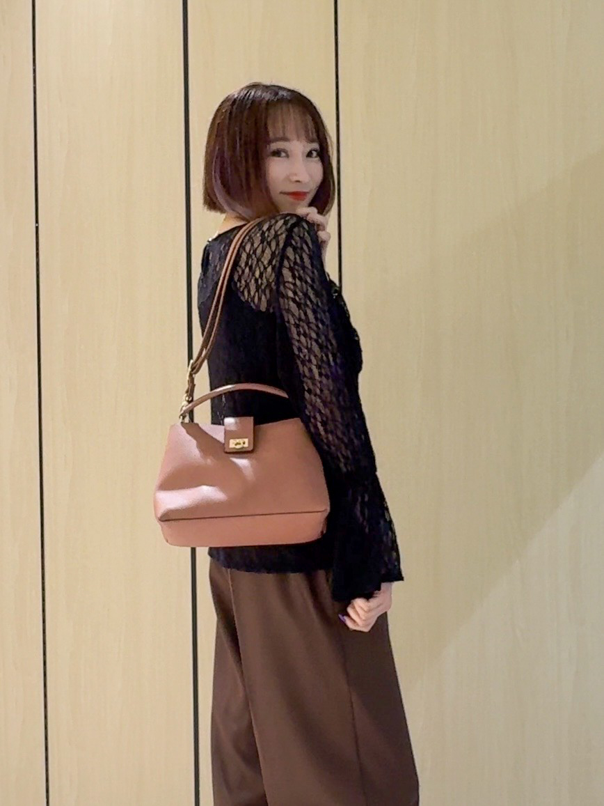 𝐜𝐡𝐢𝐤𝐚さんの「SHOO･LA･RUE｜レースで華やかに映える 旬な透け感の レースシャーリングトップス」を使ったコーディネート