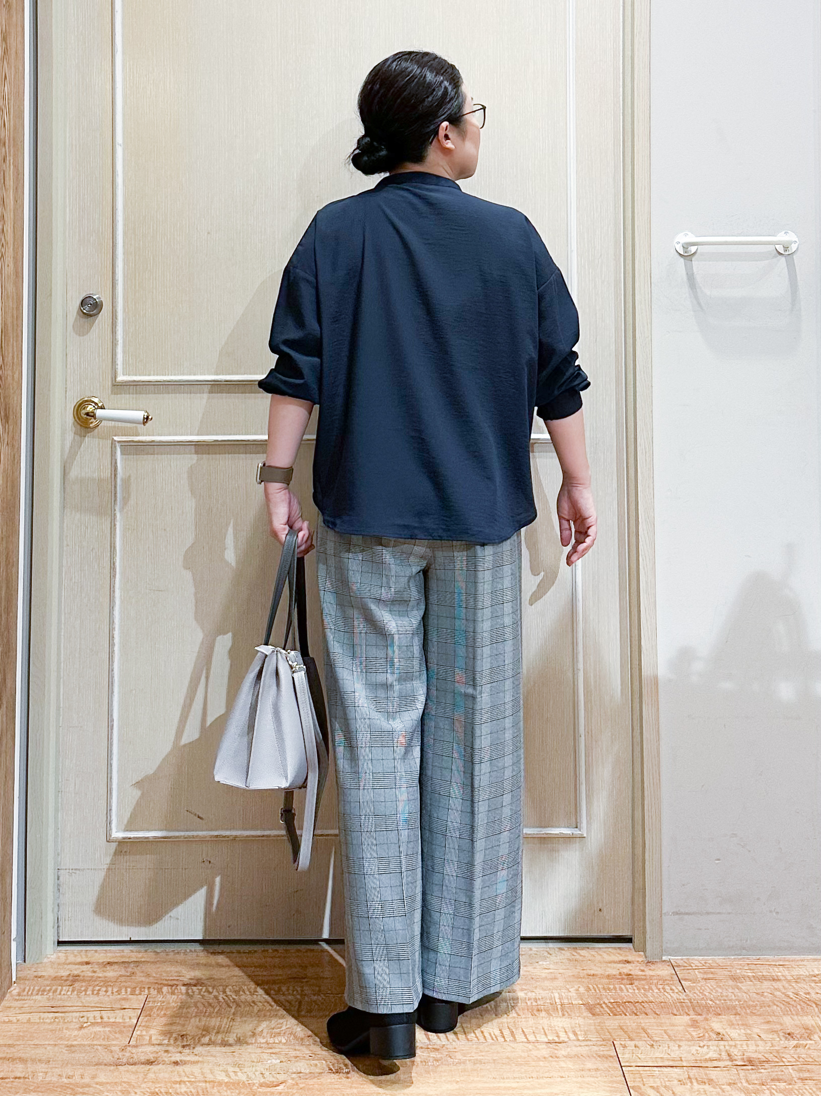 umeさんの「SHOO･LA･RUE｜【洗濯後しわになりにくい/S-LL】キーネック金ボタンポケットシャツ」を使ったコーディネート