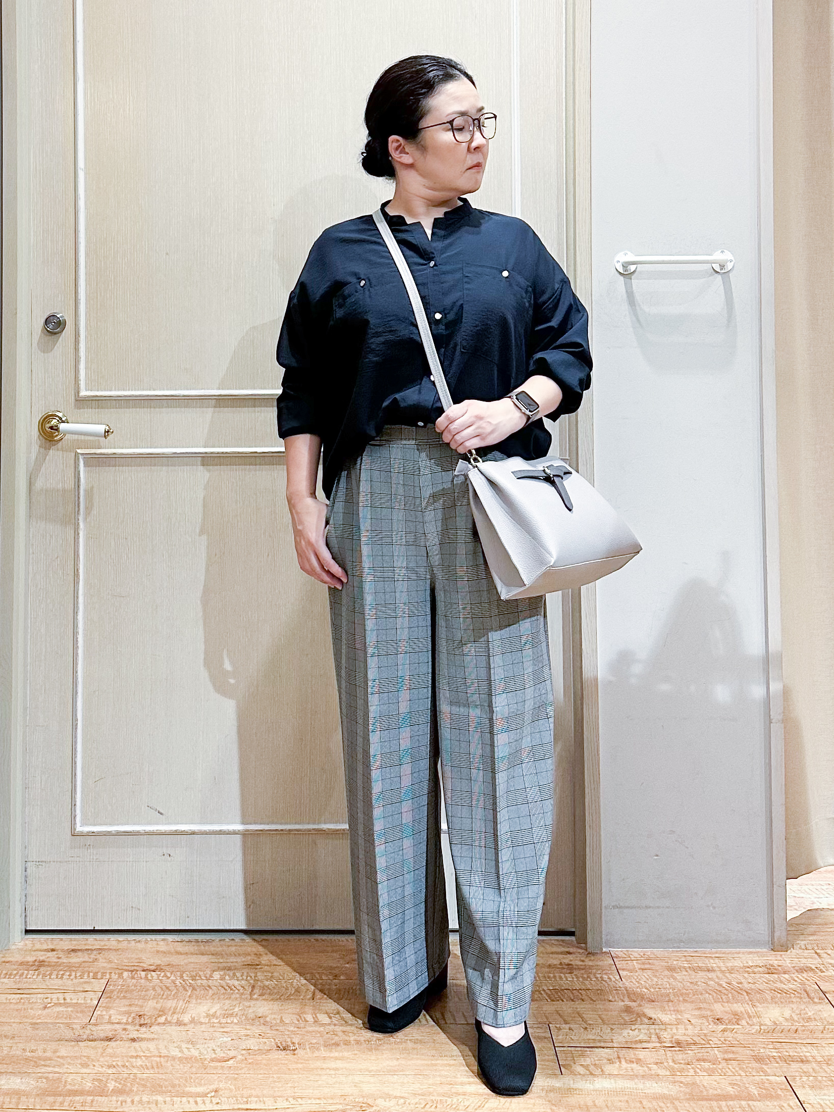 umeさんの「SHOO･LA･RUE｜【洗濯後しわになりにくい/S-LL】キーネック金ボタンポケットシャツ」を使ったコーディネート
