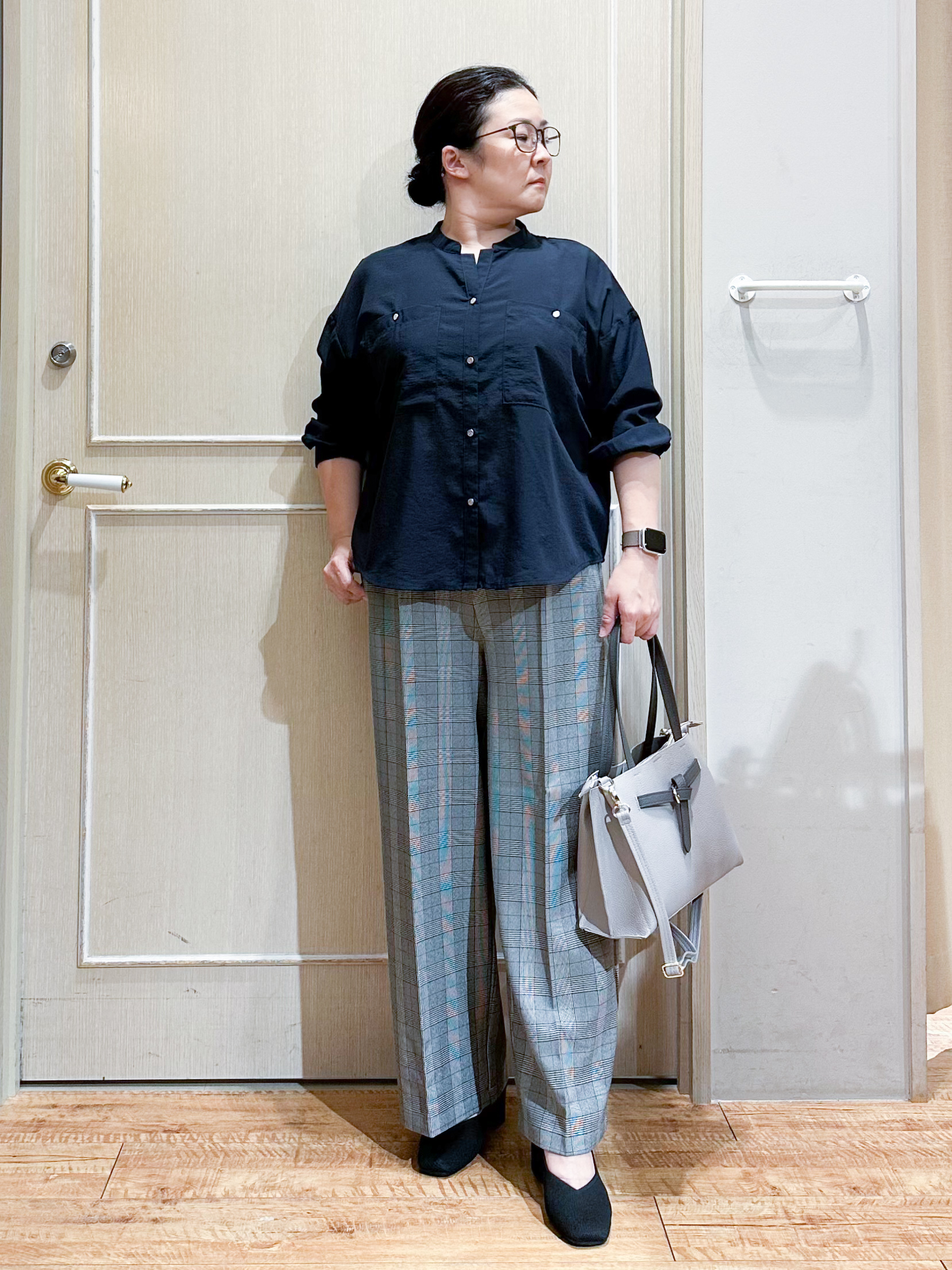 umeさんの「SHOO･LA･RUE｜【洗濯後しわになりにくい/S-LL】キーネック金ボタンポケットシャツ」を使ったコーディネート