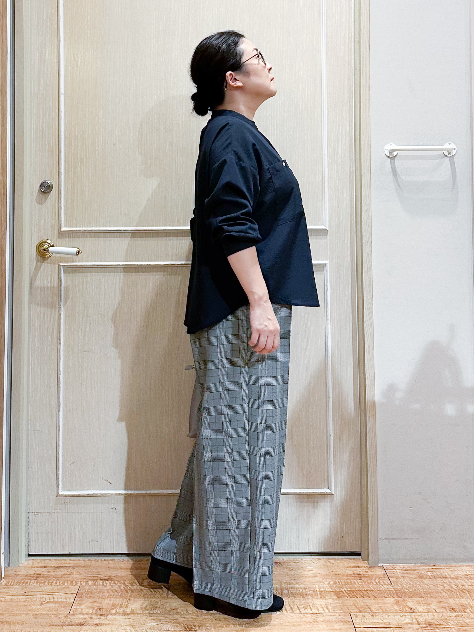 umeさんの「SHOO･LA･RUE｜【洗濯後しわになりにくい/S-LL】キーネック金ボタンポケットシャツ」を使ったコーディネート