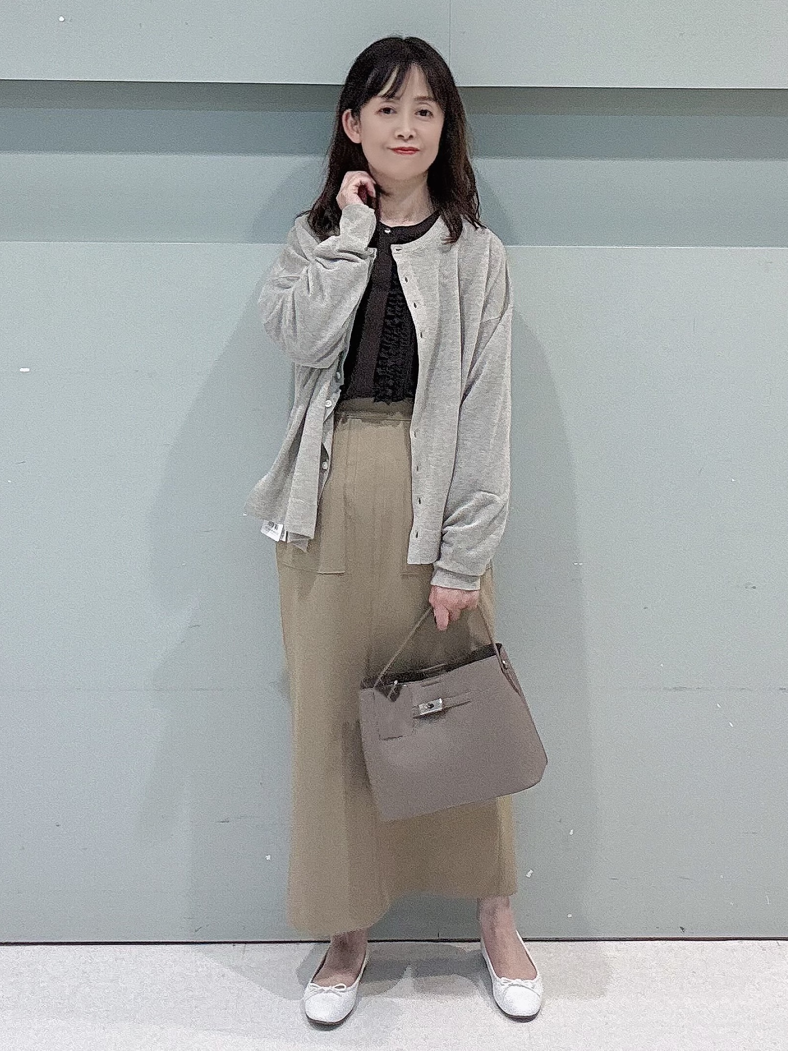 makiさんの「UNTITLED｜【1枚で着映え/オンオフ着回し】フリルサテンブラウス」を使ったコーディネート