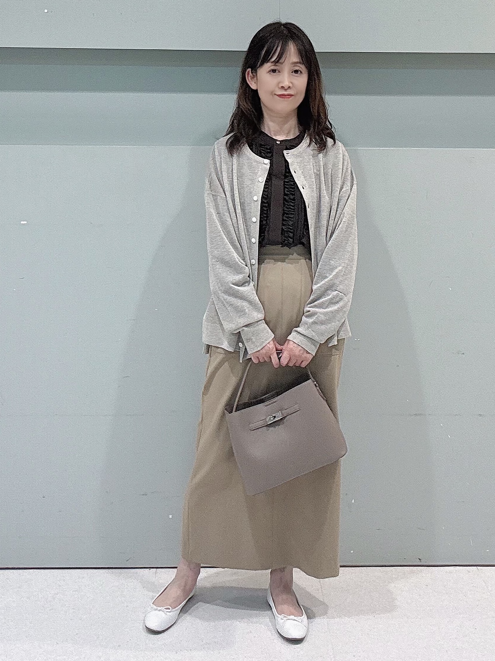 makiさんの「UNTITLED｜【1枚で着映え/オンオフ着回し】フリルサテンブラウス」を使ったコーディネート
