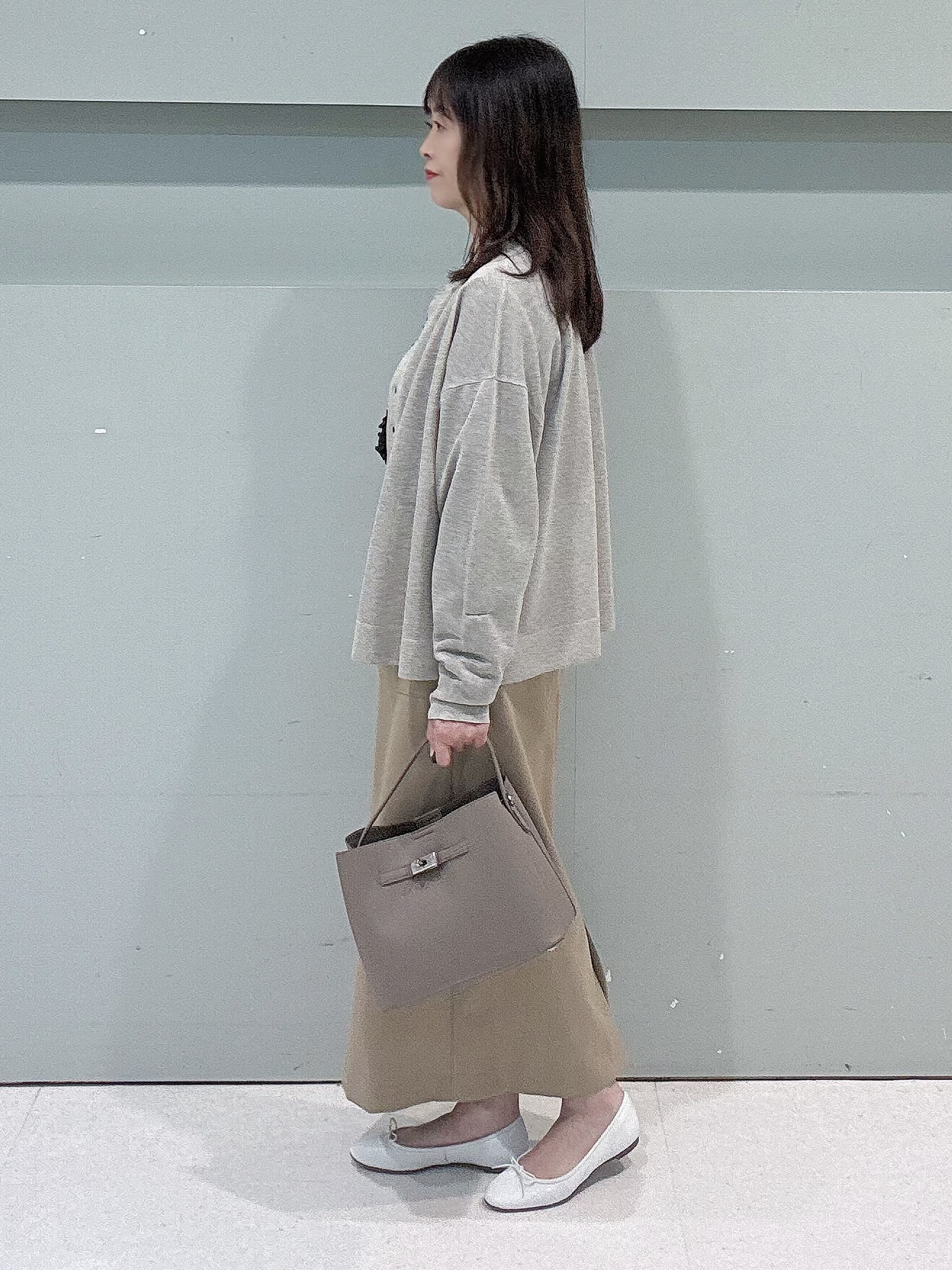 makiさんの「UNTITLED｜【1枚で着映え/オンオフ着回し】フリルサテンブラウス」を使ったコーディネート