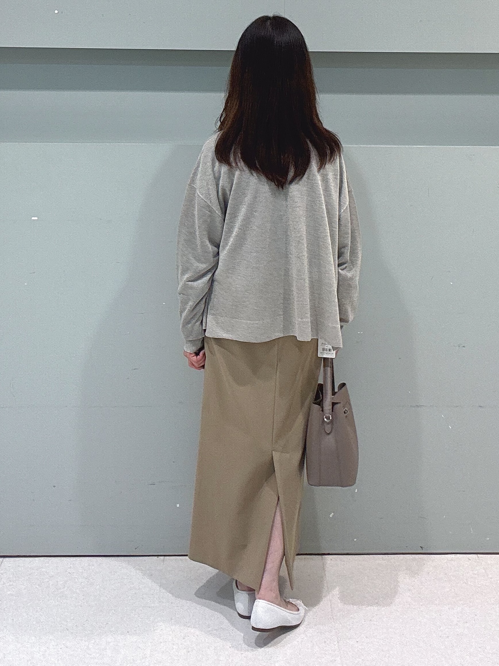 makiさんの「UNTITLED｜【1枚で着映え/オンオフ着回し】フリルサテンブラウス」を使ったコーディネート
