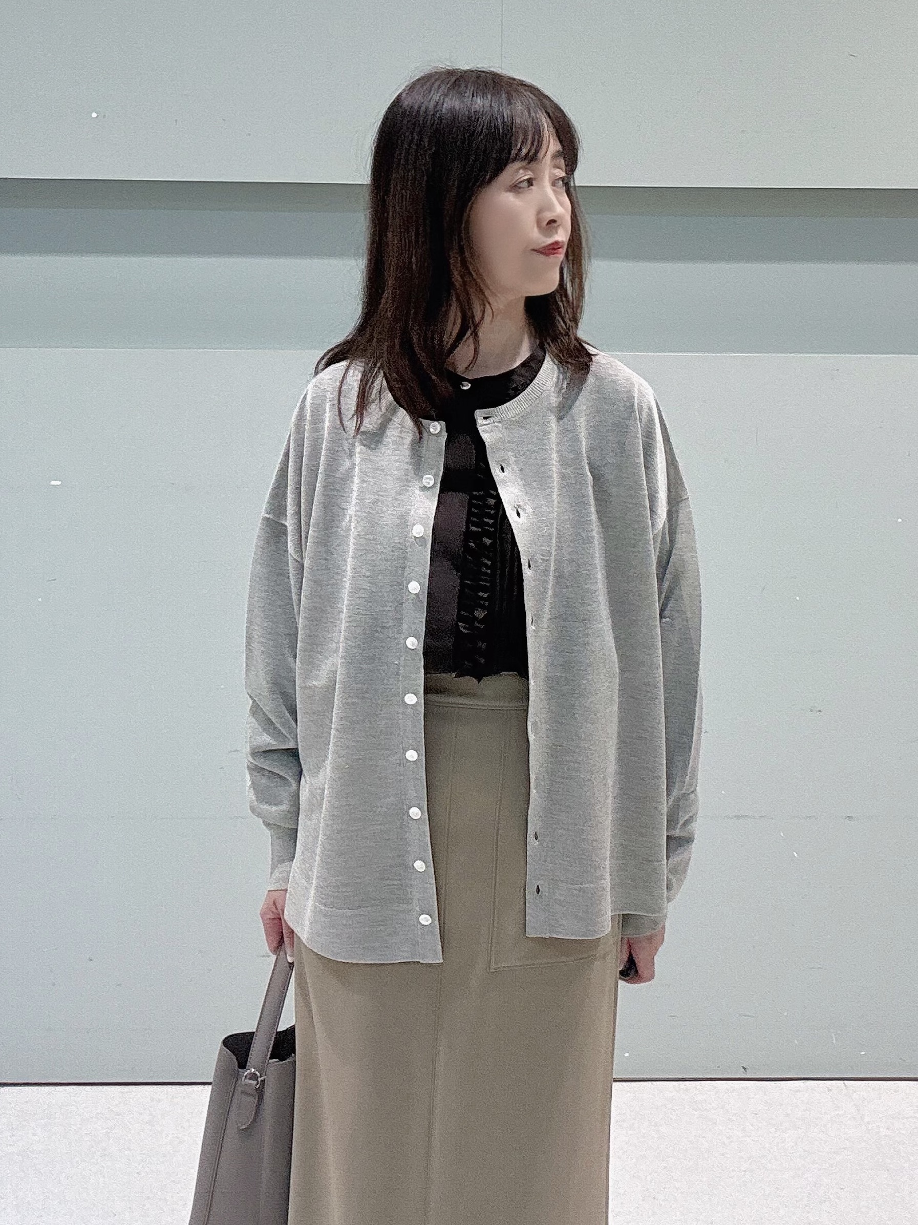 makiさんの「UNTITLED｜【1枚で着映え/オンオフ着回し】フリルサテンブラウス」を使ったコーディネート
