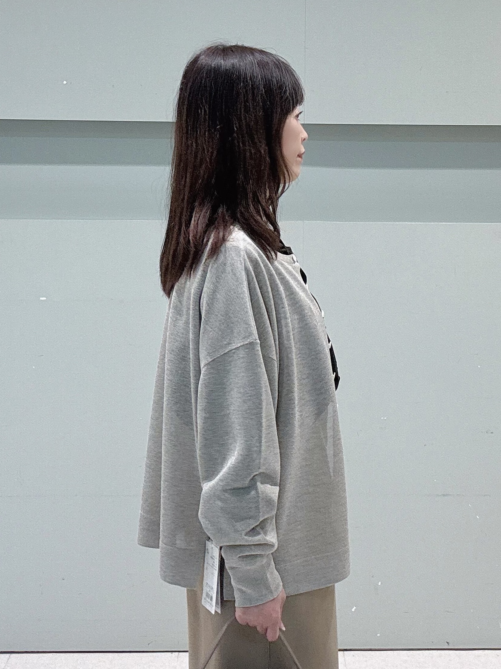 makiさんの「UNTITLED｜【1枚で着映え/オンオフ着回し】フリルサテンブラウス」を使ったコーディネート