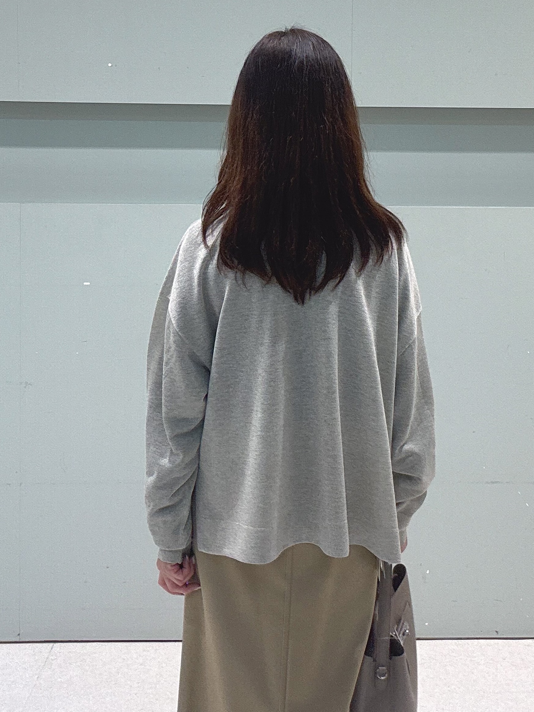 makiさんの「UNTITLED｜【1枚で着映え/オンオフ着回し】フリルサテンブラウス」を使ったコーディネート