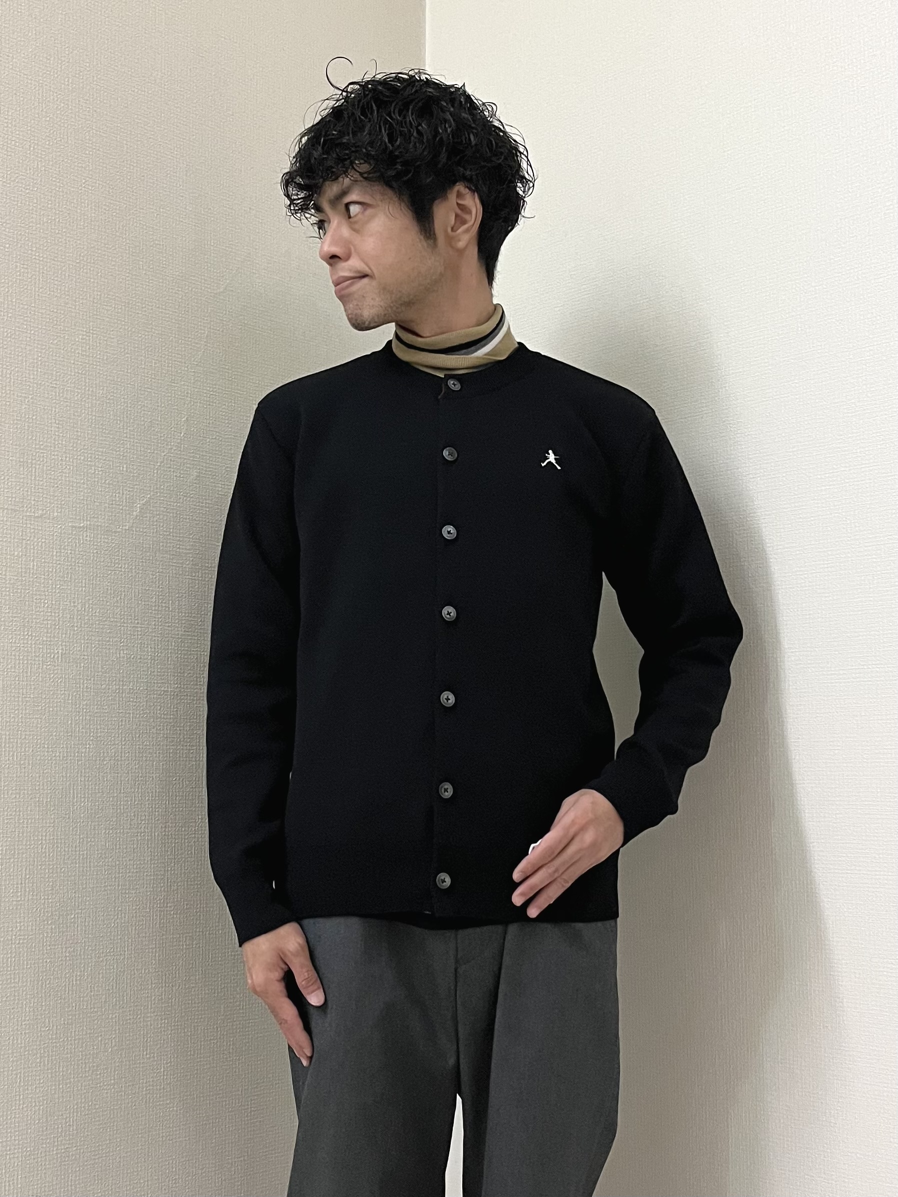 URAさんの「TAKEO KIKUCHI｜【BOWLER HAT LABEL】日本製クルーネックカーディガン」を使ったコーディネート