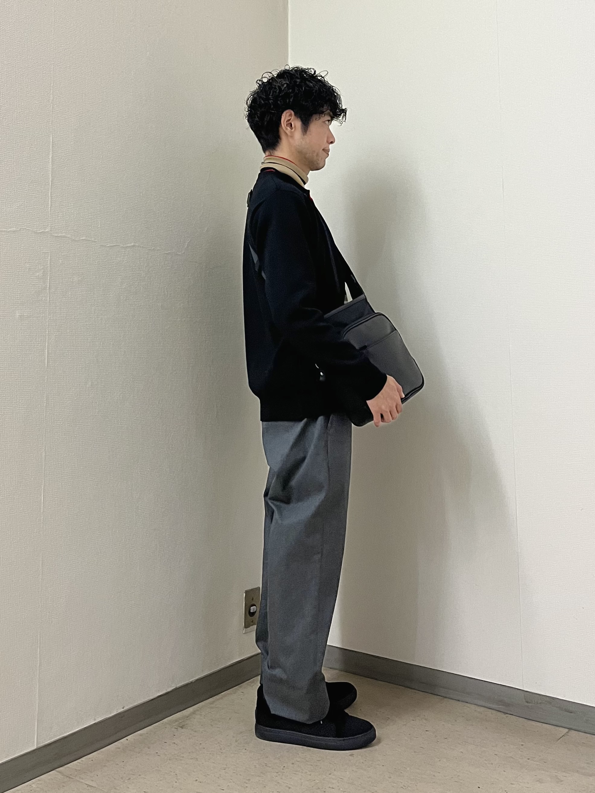 URAさんの「TAKEO KIKUCHI｜【BOWLER HAT LABEL】日本製クルーネックカーディガン」を使ったコーディネート