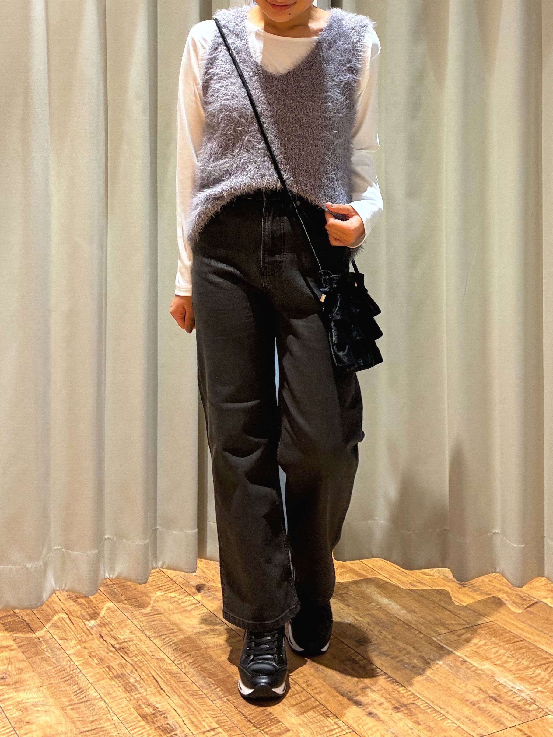 もんちゃんさんの「SHOO･LA･RUE｜【洗濯機可】重ねるだけで華やかに。ポンポンシャギーベスト」を使ったコーディネート
