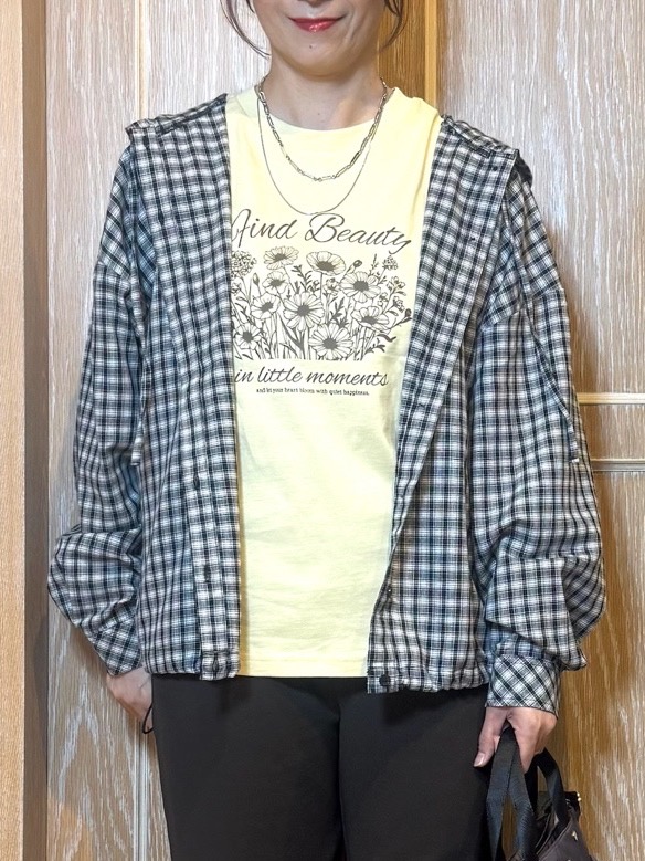 KAORIさんの「SHOO･LA･RUE｜【S-LL/洗濯機可】大人カジュアルに。裾ドロスト フードチェックシャツ」を使ったコーディネート