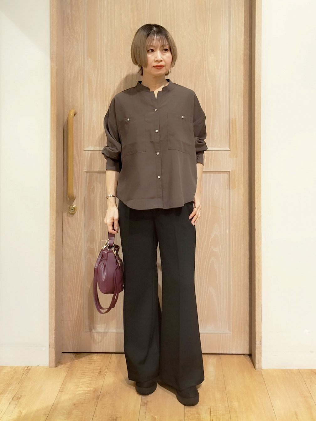 YUKIさんの「SHOO･LA･RUE｜【洗濯後しわになりにくい/S-LL】こなれ見え ゆるっと キーネック金ボタンポケットシャツ」を使ったコーディネート
