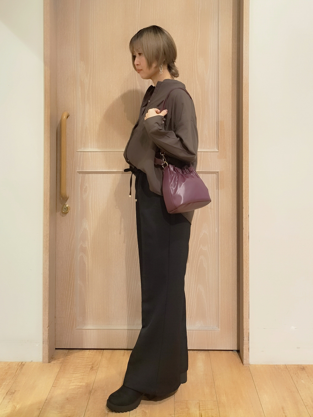 YUKIさんの「SHOO･LA･RUE｜【洗濯後しわになりにくい/S-LL】こなれ見え ゆるっと キーネック金ボタンポケットシャツ」を使ったコーディネート