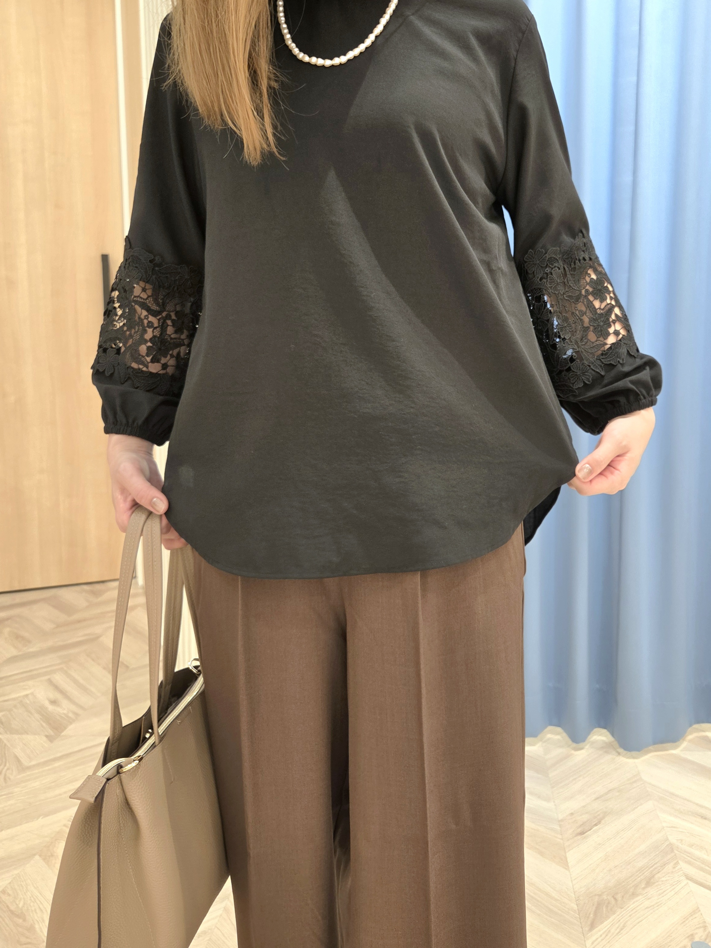 Ikumiさんの「SHOO･LA･RUE｜【洗濯機可/S-LL/洗濯後しわになりにくい】刺繍レースで高見え インせず決まる主役ブラウス」を使ったコーディネート
