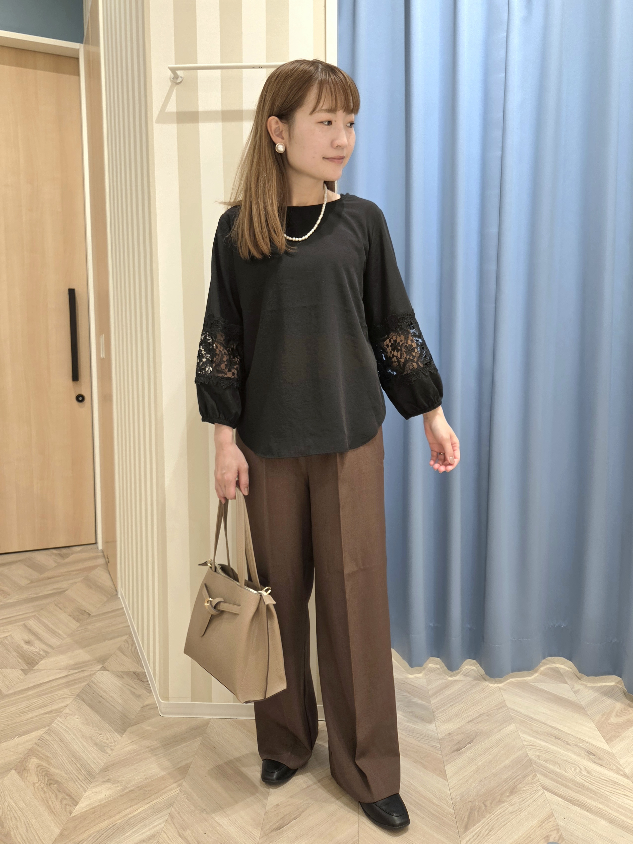 Ikumiさんの「SHOO･LA･RUE｜【洗濯機可/S-LL/洗濯後しわになりにくい】刺繍レースで高見え インせず決まる主役ブラウス」を使ったコーディネート