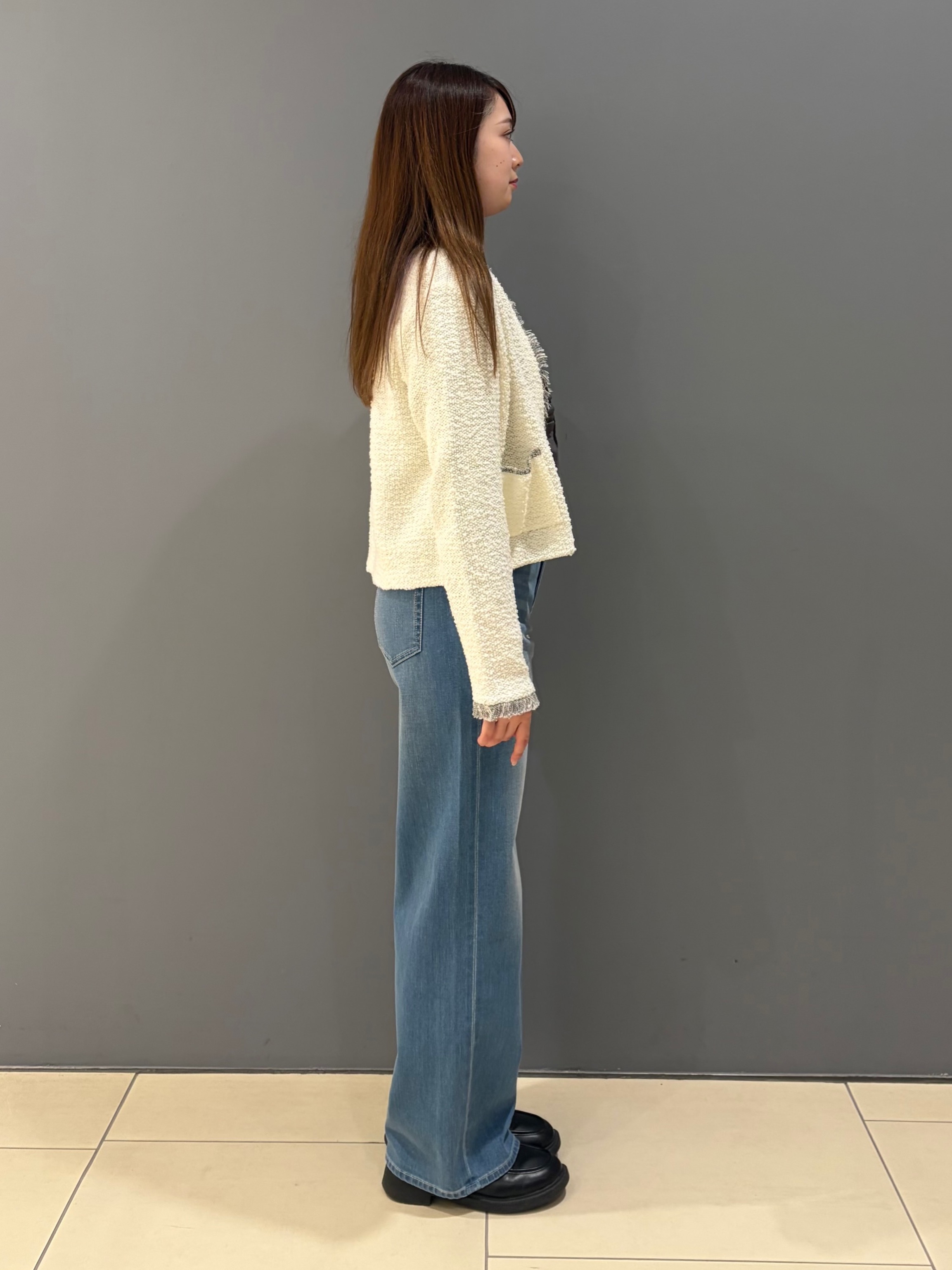 miさんの「UNTITLED｜【1枚で着映え/オンオフ着回し】フリルサテンブラウス」を使ったコーディネート