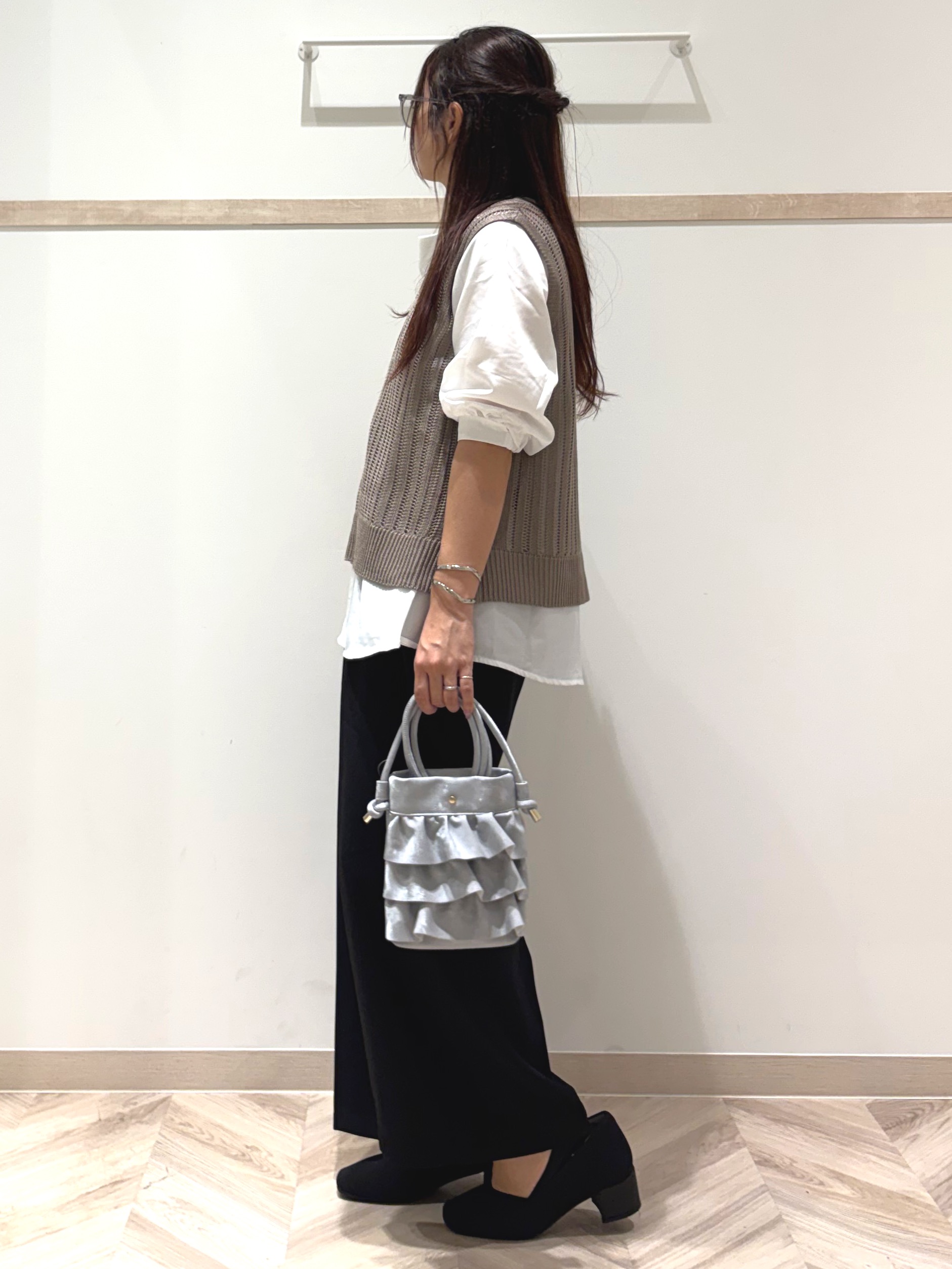 nanaさんの「SHOO･LA･RUE｜【2点セット/洗濯機可/S-LL】時短でコーデ決まる 透かし編みニットベスト＋5分袖シャツ」を使ったコーディネート