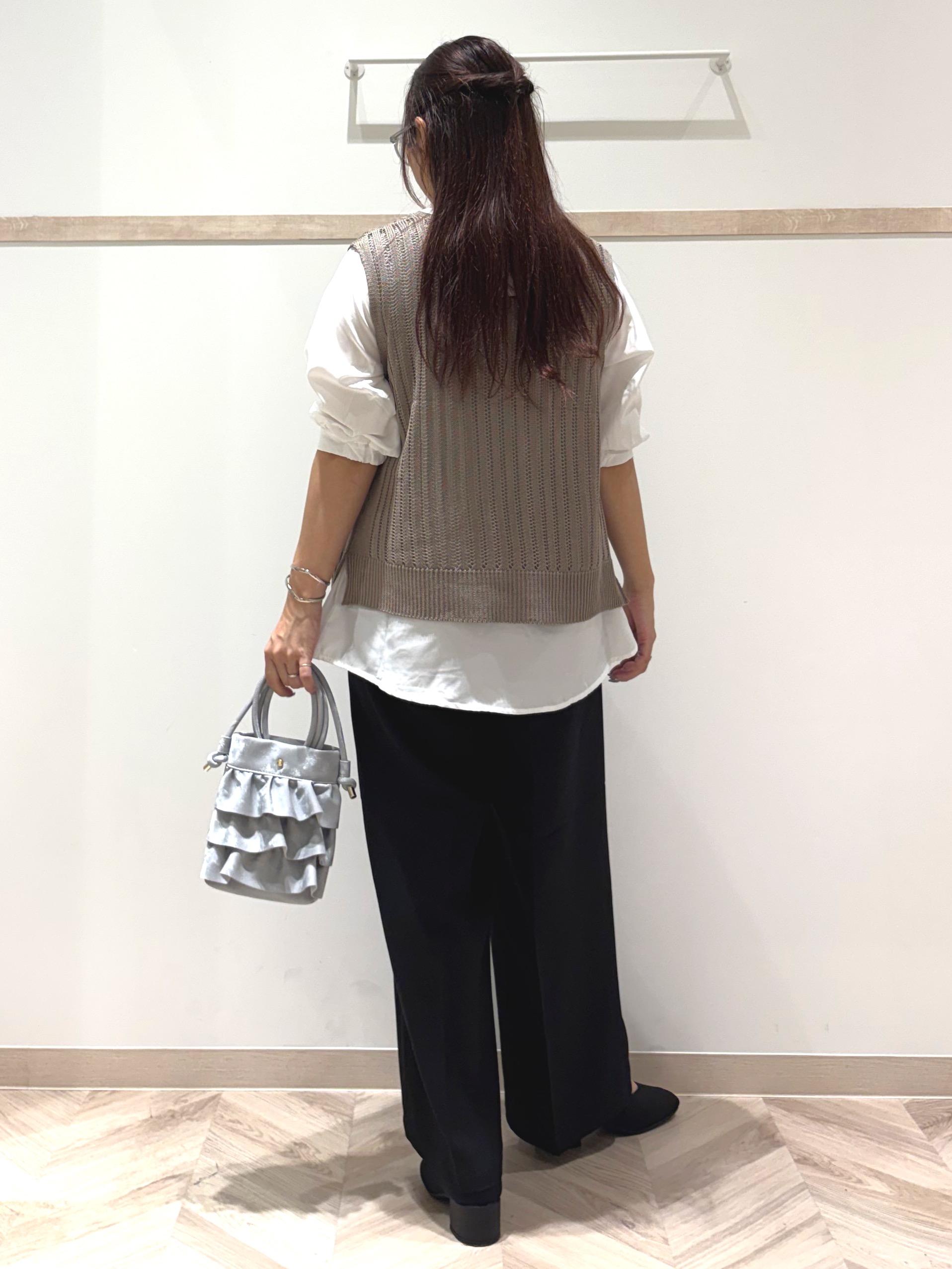 nanaさんの「SHOO･LA･RUE｜【2点セット/洗濯機可/S-LL】時短でコーデ決まる 透かし編みニットベスト＋5分袖シャツ」を使ったコーディネート