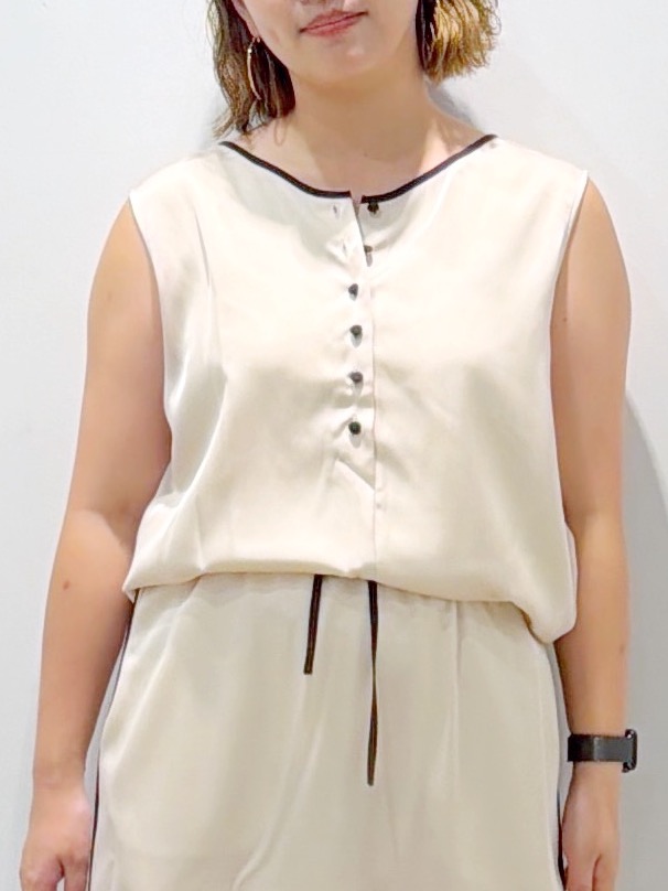 sumicaさんの「OPAQUE.CLIP｜【es】前後2WAY配色サテンブラウス《洗濯機OK》」を使ったコーディネート