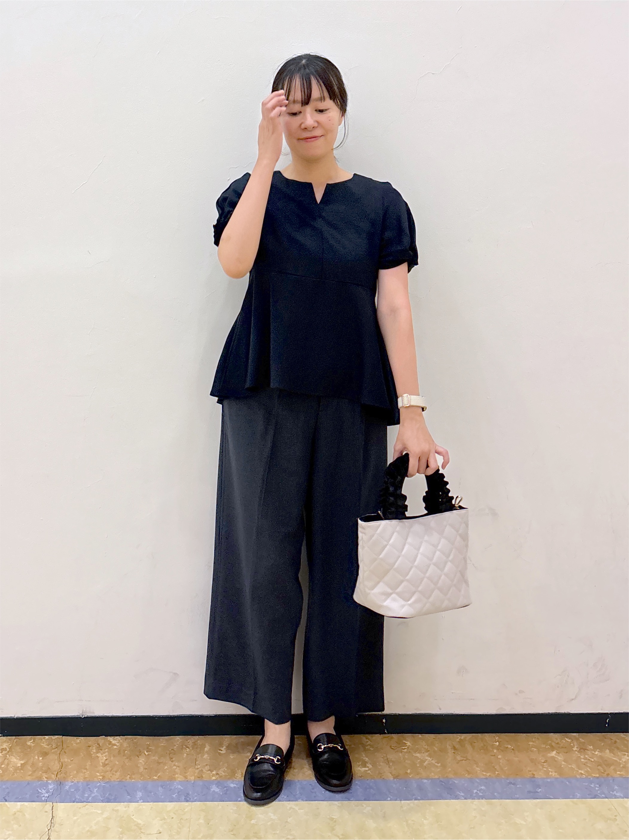 akariさんの「index｜【接触冷感／吸水速乾】キーネックペプラムブラウス《洗濯機OK》」を使ったコーディネート
