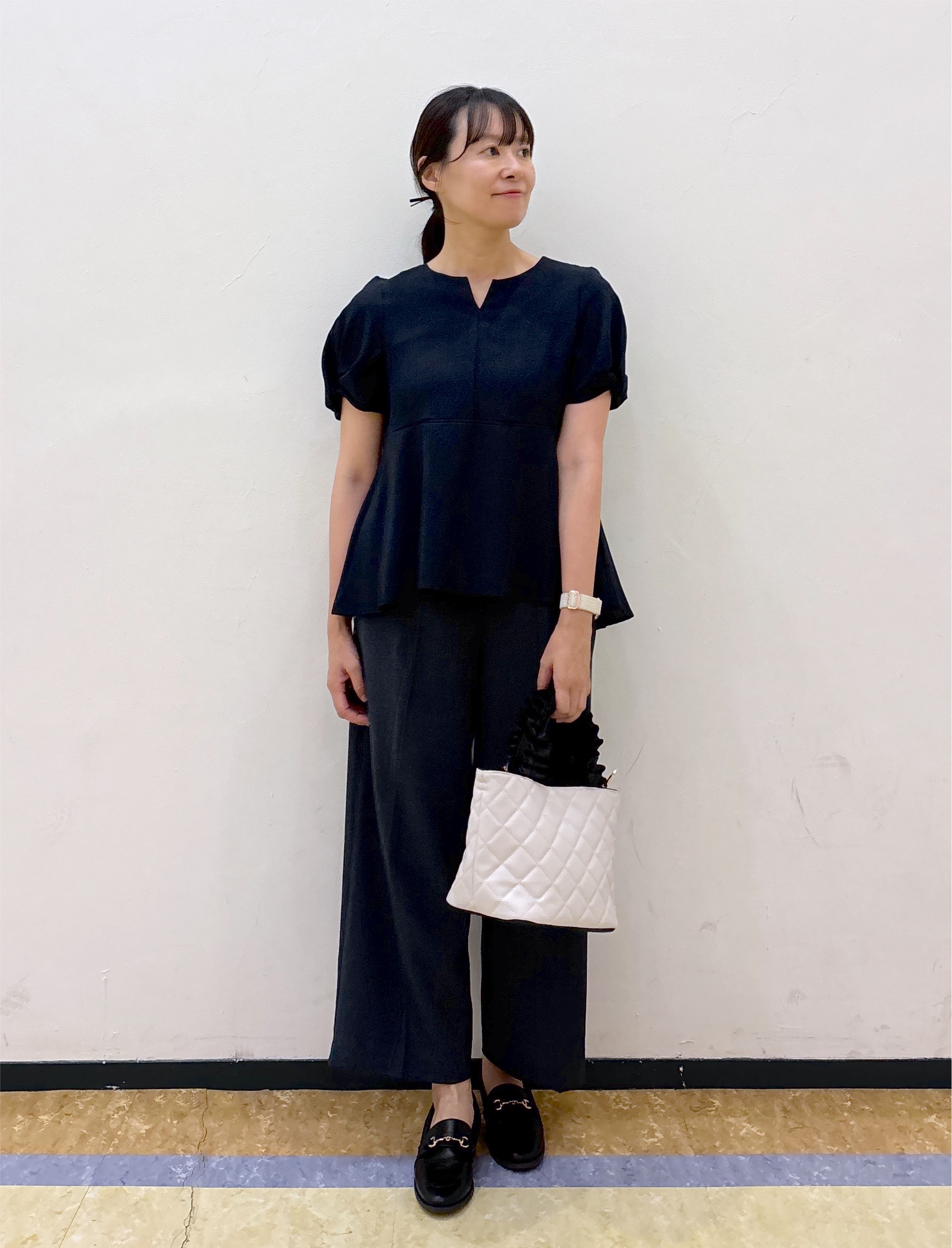 akariさんの「index｜【接触冷感／吸水速乾】キーネックペプラムブラウス《洗濯機OK》」を使ったコーディネート