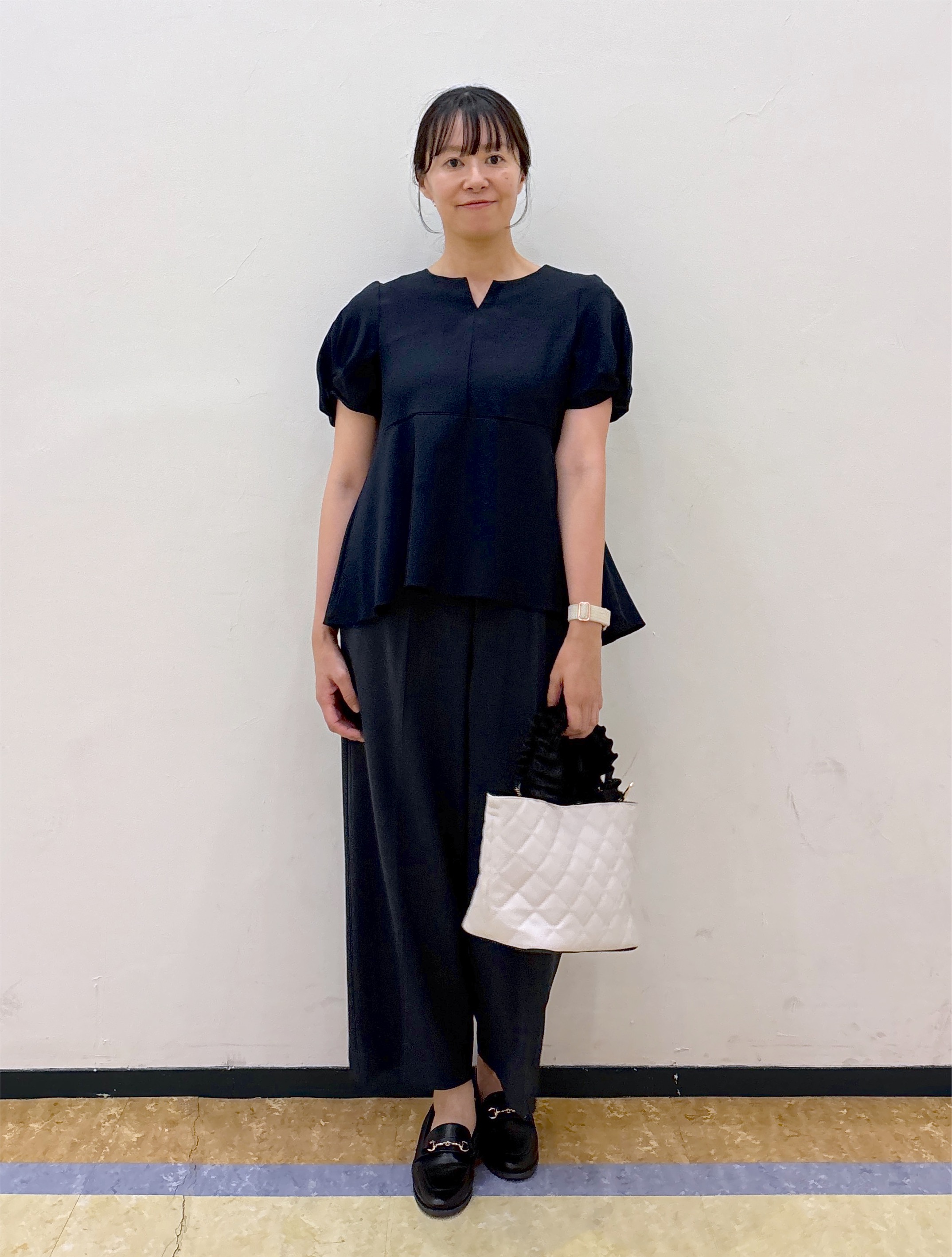 akariさんの「index｜【接触冷感／吸水速乾】キーネックペプラムブラウス《洗濯機OK》」を使ったコーディネート