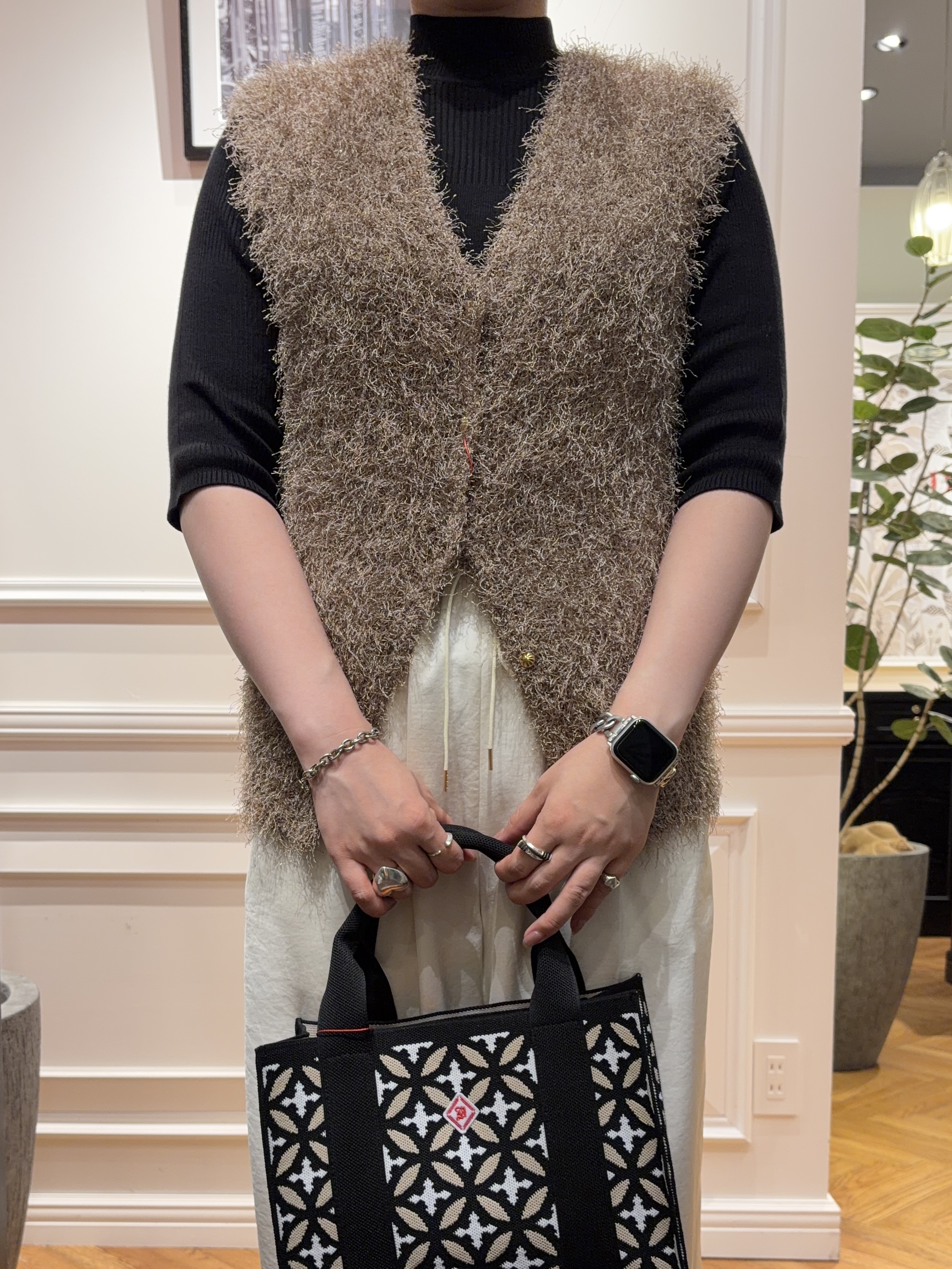 SAKAIさんの「DRESSTERIOR｜フェザーヤーン2WAYニットプルオーバー」を使ったコーディネート