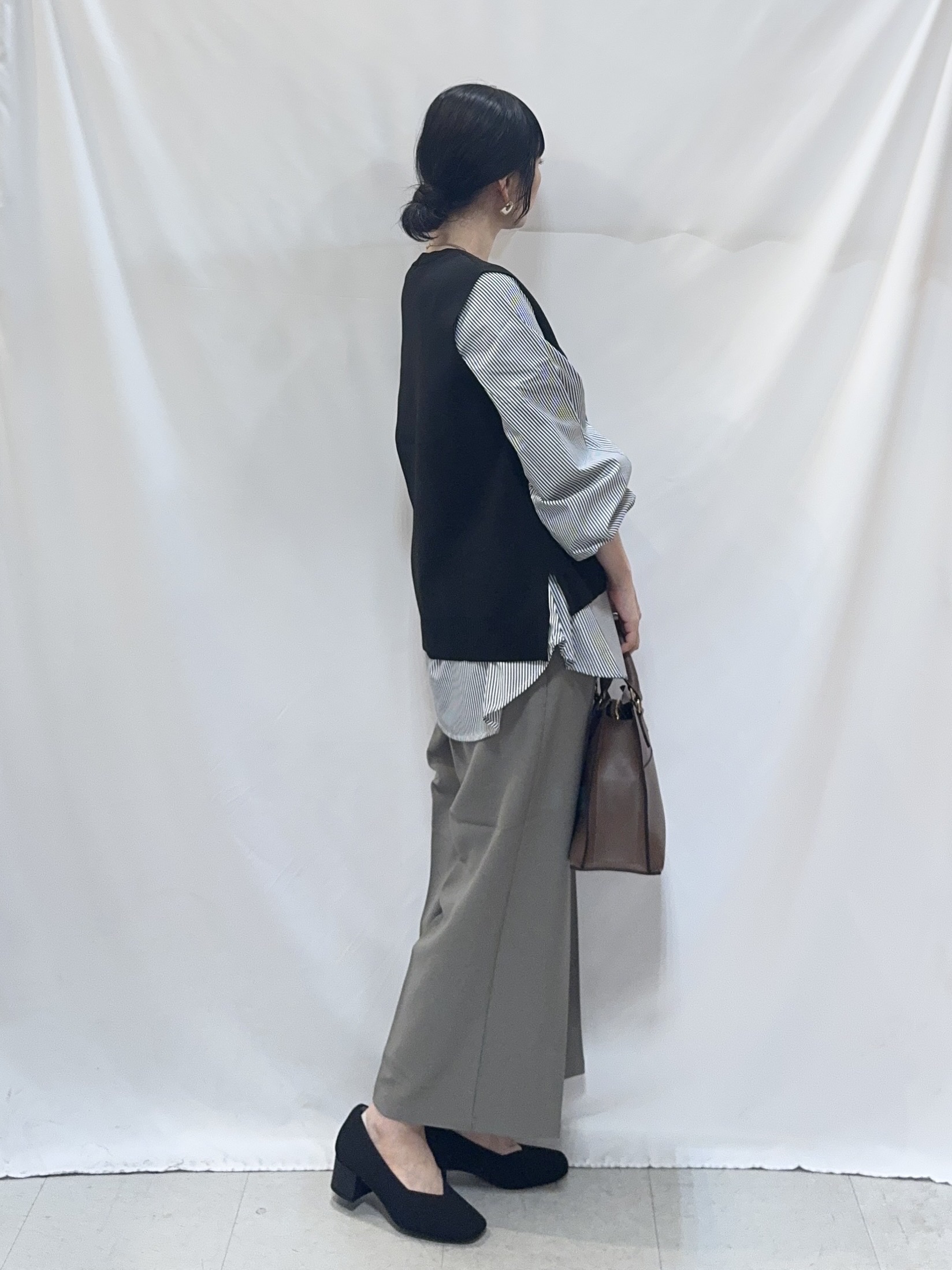 𝐇𝐢𝐫𝐨𝐦𝐢さんの「SHOO･LA･RUE｜【2点セット/S-LL】着回し自在 スポンディッシュニットベスト＆フレアシャツ」を使ったコーディネート
