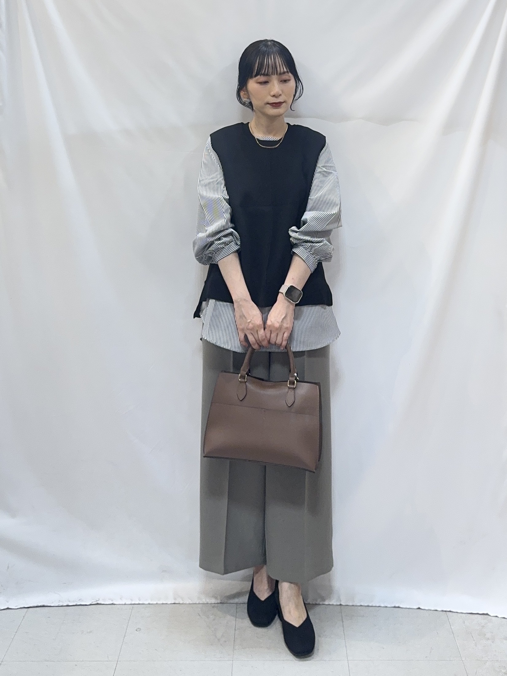 𝐇𝐢𝐫𝐨𝐦𝐢さんの「SHOO･LA･RUE｜【2点セット/S-LL】着回し自在 スポンディッシュニットベスト＆フレアシャツ」を使ったコーディネート