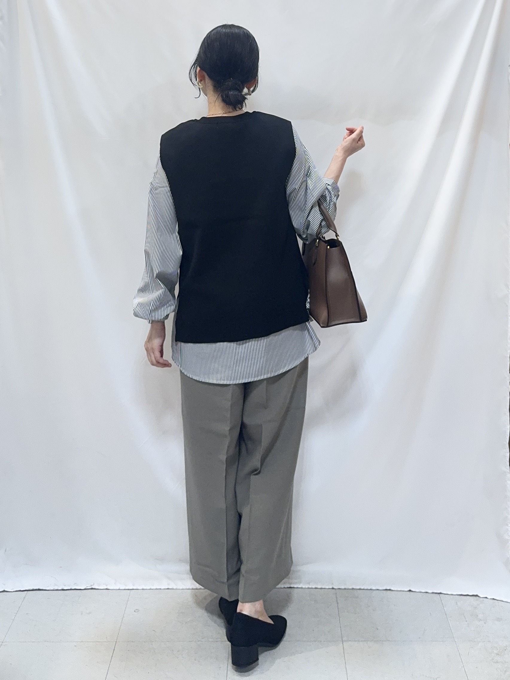 𝐇𝐢𝐫𝐨𝐦𝐢さんの「SHOO･LA･RUE｜【2点セット/S-LL】着回し自在 スポンディッシュニットベスト＆フレアシャツ」を使ったコーディネート