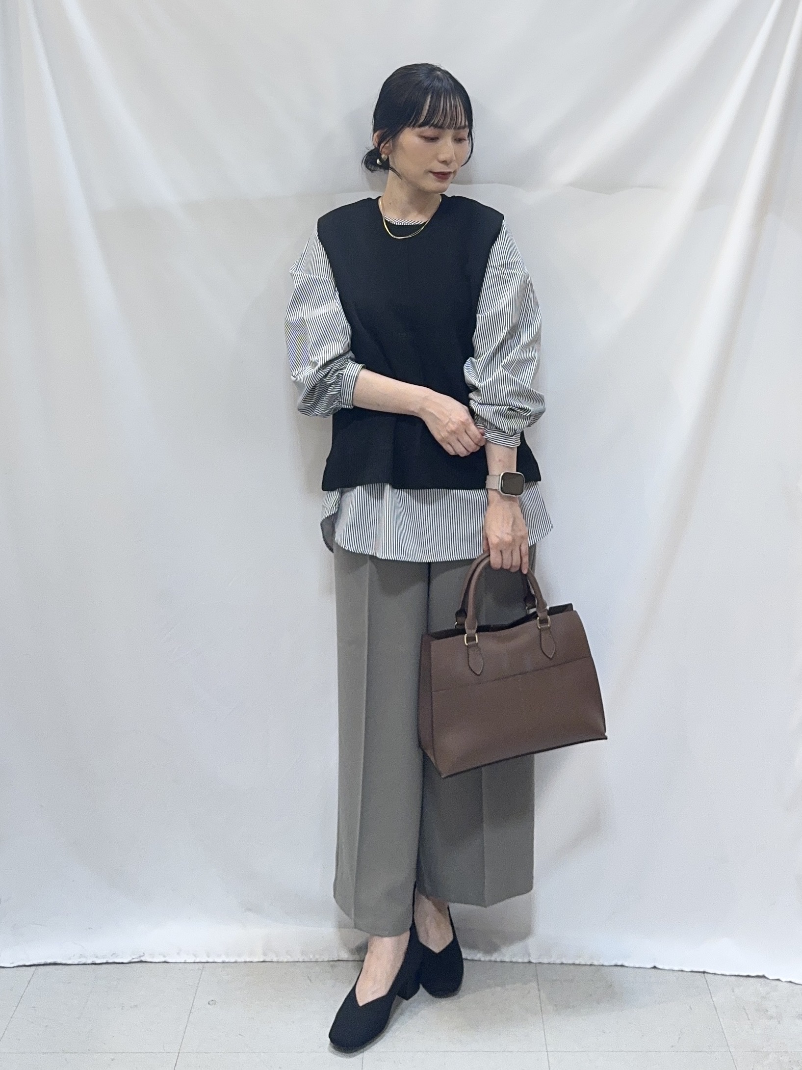 𝐇𝐢𝐫𝐨𝐦𝐢さんの「SHOO･LA･RUE｜【2点セット/S-LL】着回し自在 スポンディッシュニットベスト＆フレアシャツ」を使ったコーディネート